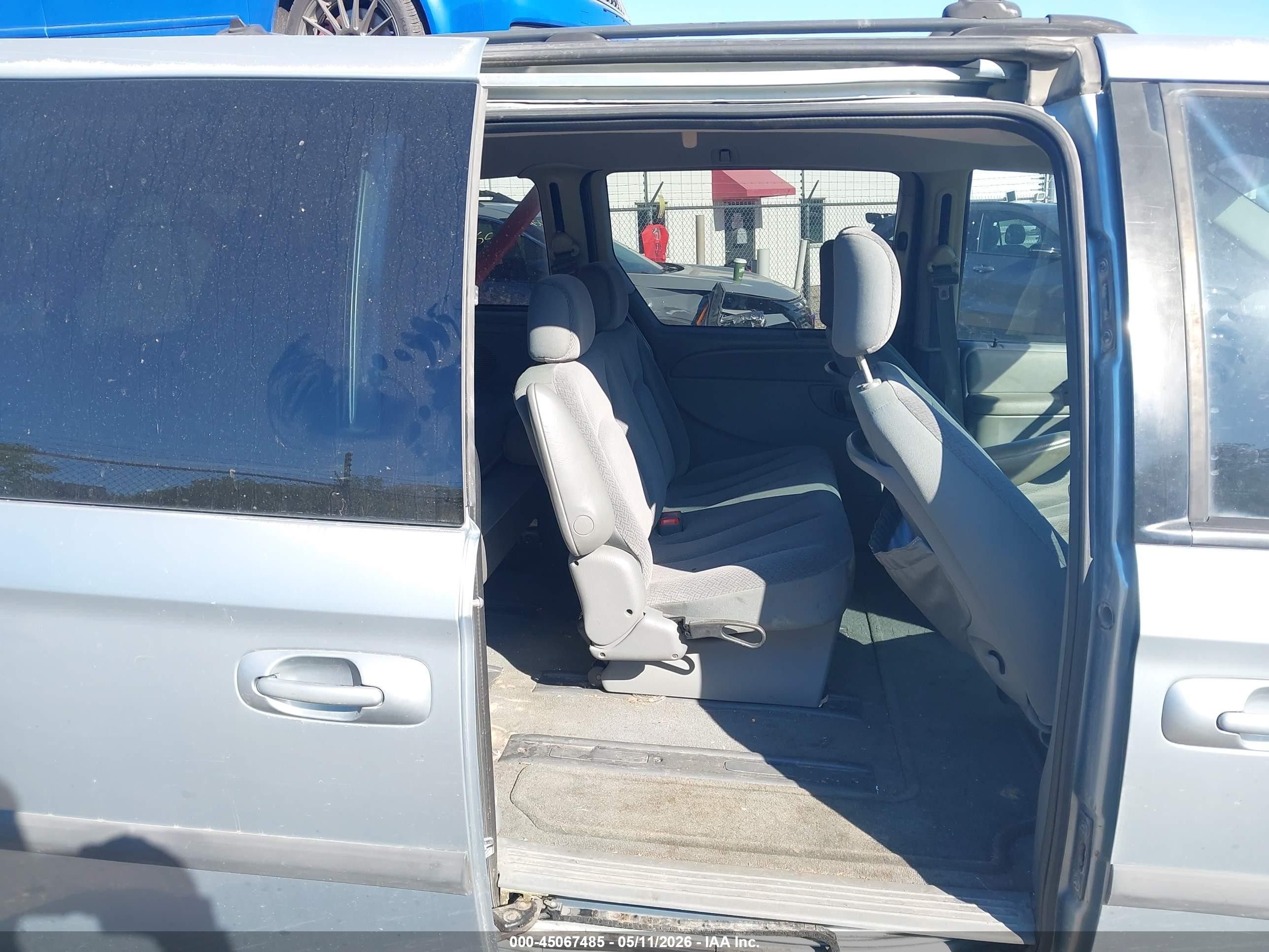 2005 Chrysler Town & Country   Blue vin: 1C4GP45R05B356856