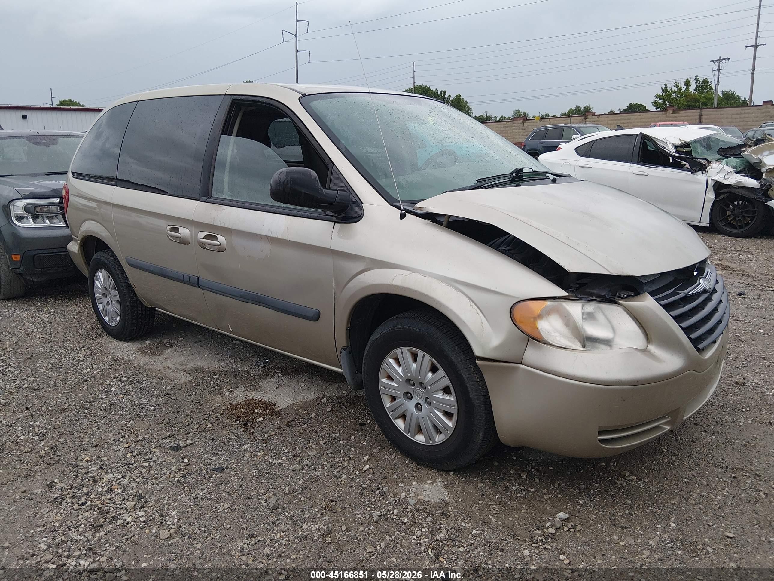 2005 Chrysler Town & Country   Tan vin: 1C4GP45R05B438585