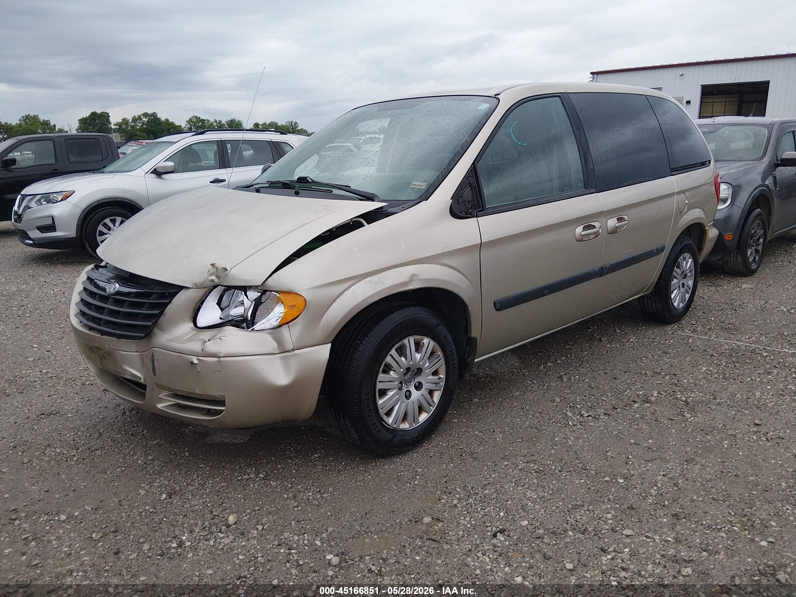 2005 Chrysler Town & Country   Tan vin: 1C4GP45R05B438585