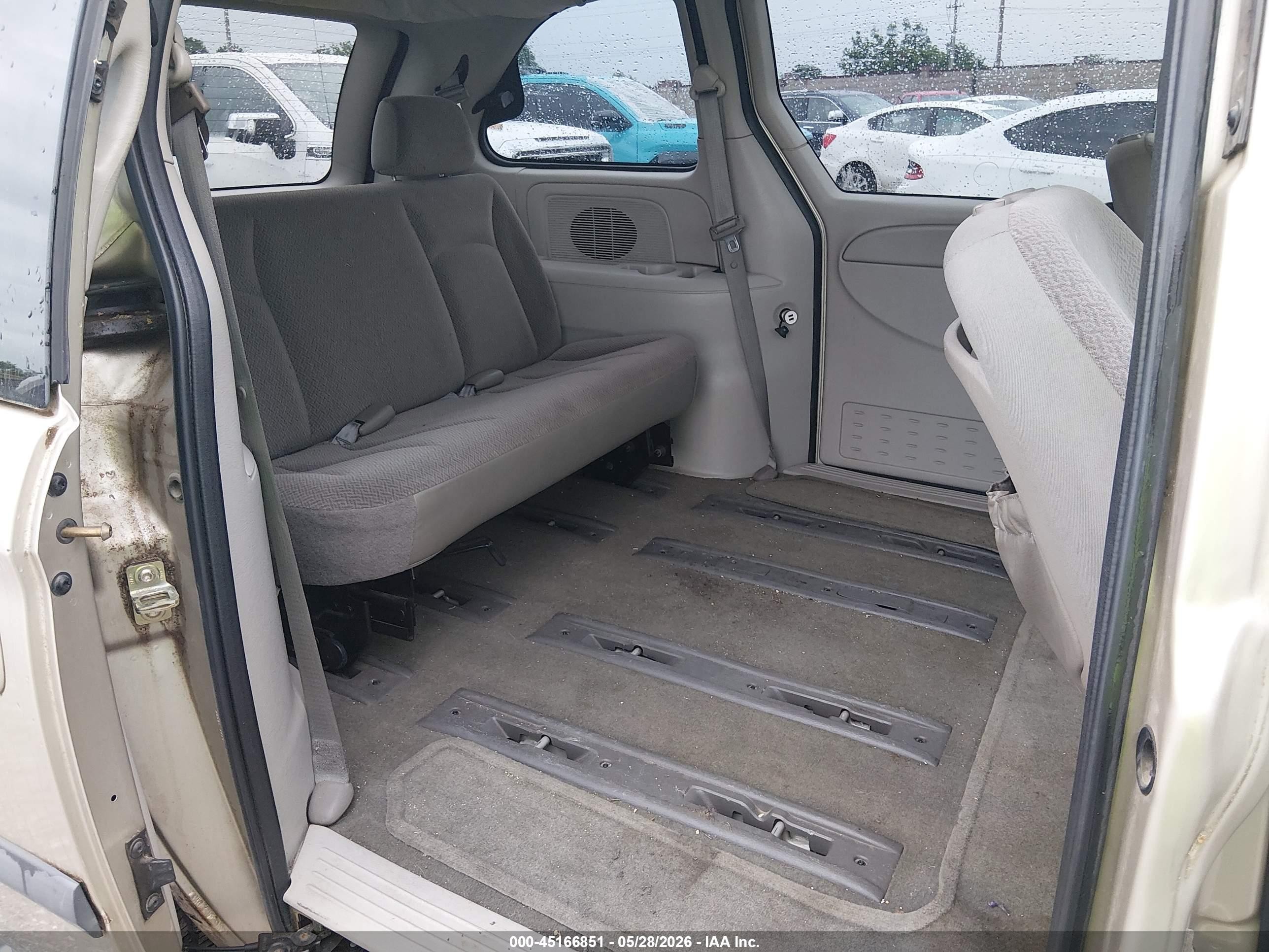 2005 Chrysler Town & Country   Tan vin: 1C4GP45R05B438585