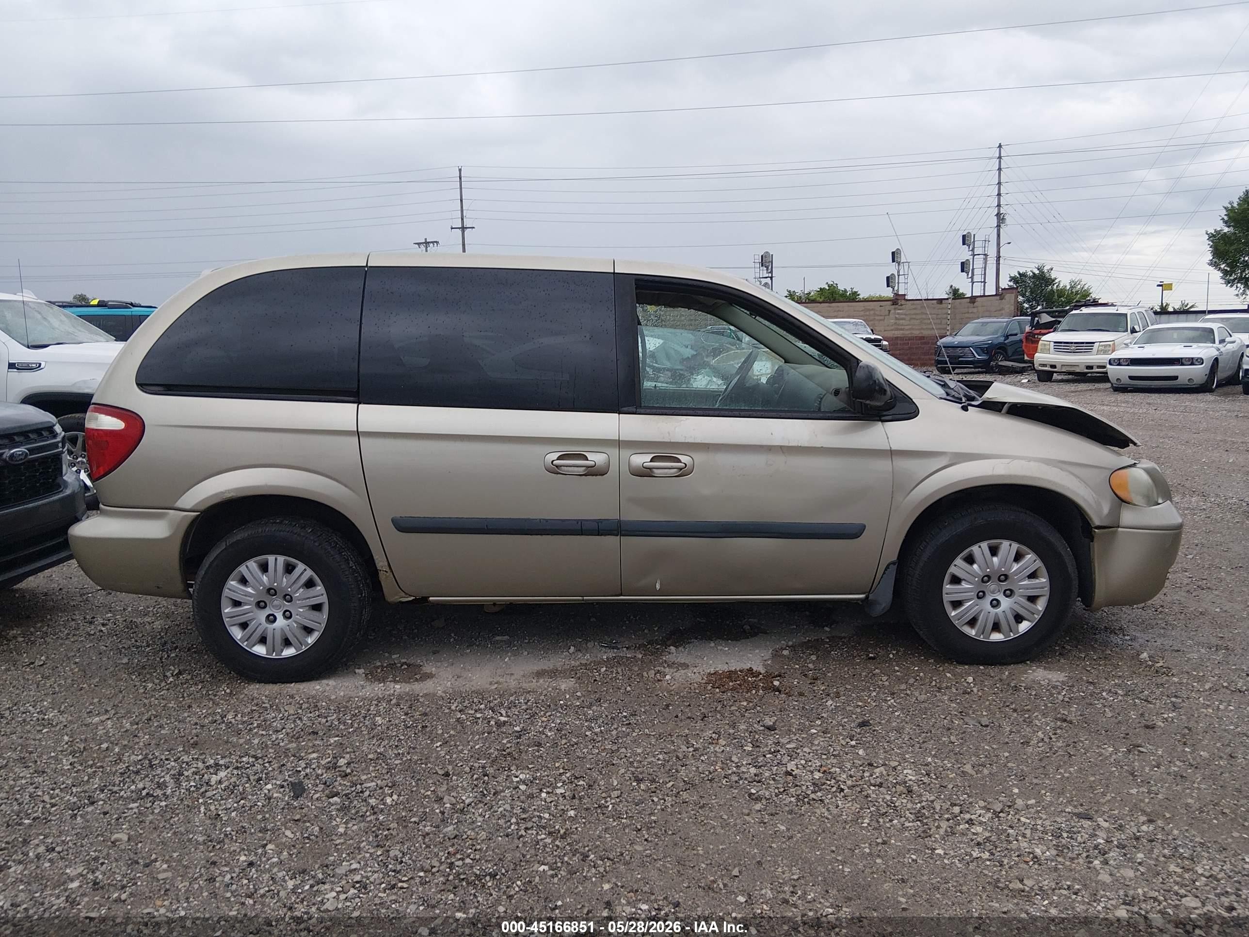 2005 Chrysler Town & Country   Tan vin: 1C4GP45R05B438585