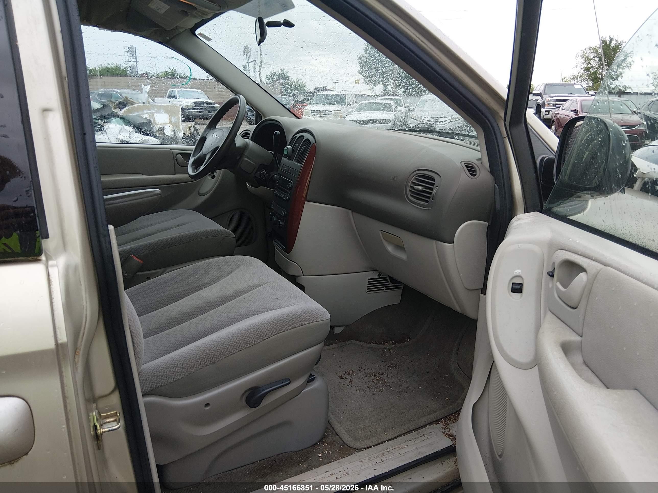 2005 Chrysler Town & Country   Tan vin: 1C4GP45R05B438585