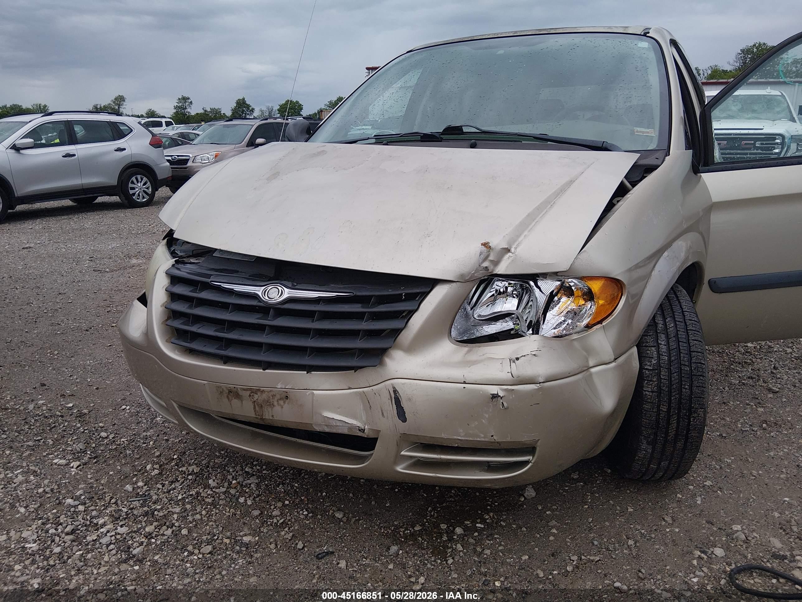 2005 Chrysler Town & Country   Tan vin: 1C4GP45R05B438585