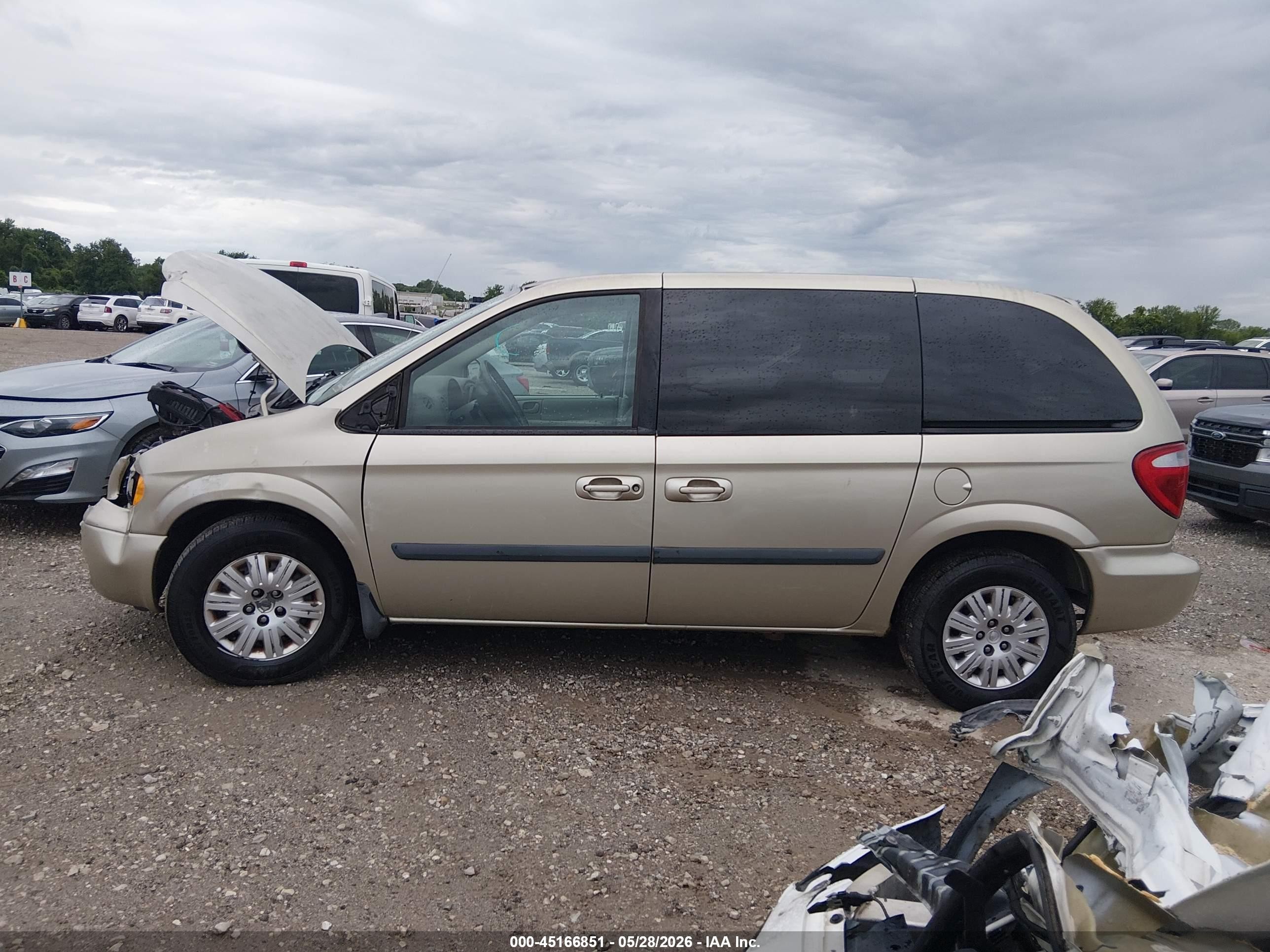 2005 Chrysler Town & Country   Tan vin: 1C4GP45R05B438585