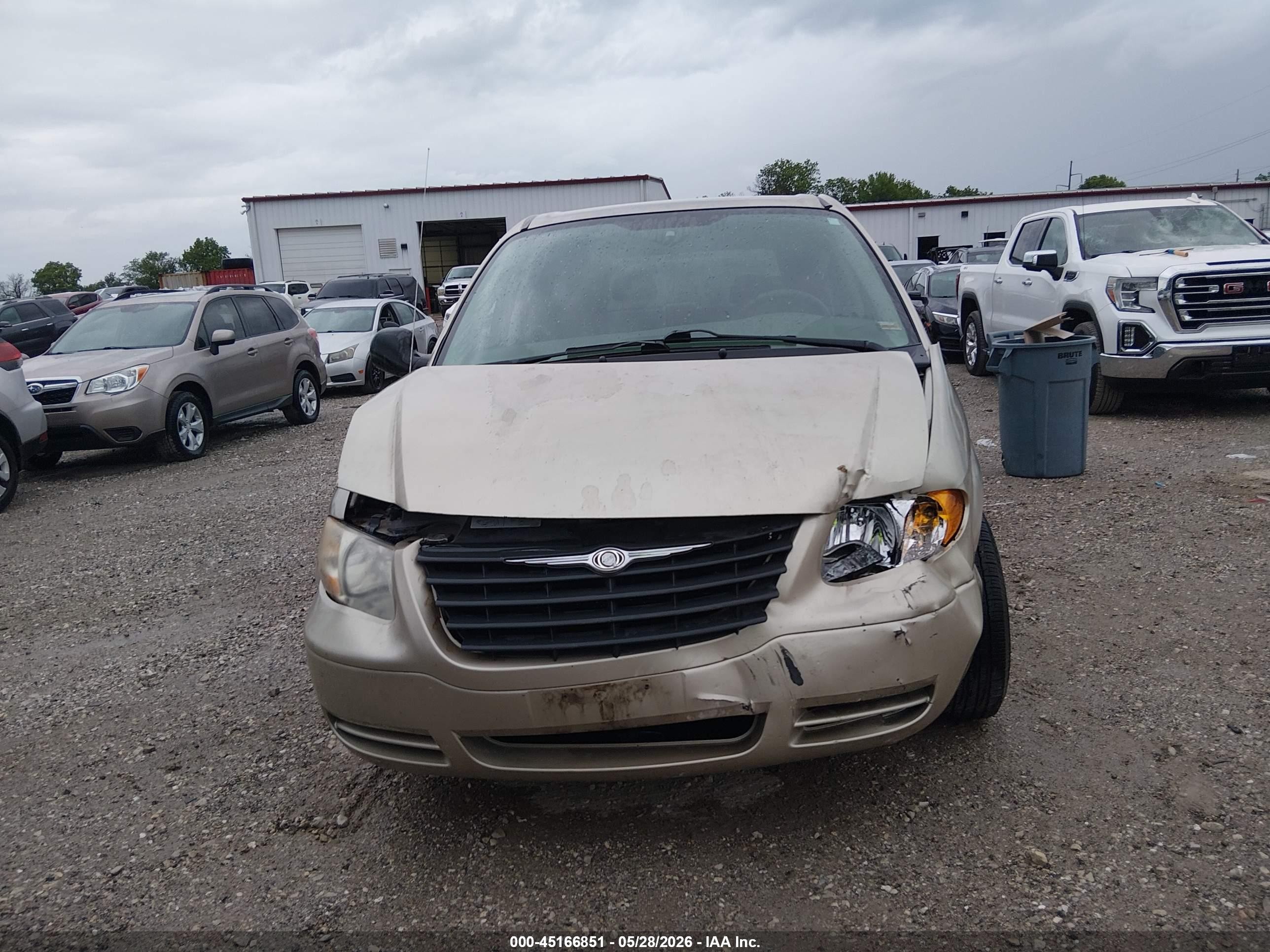 2005 Chrysler Town & Country   Tan vin: 1C4GP45R05B438585