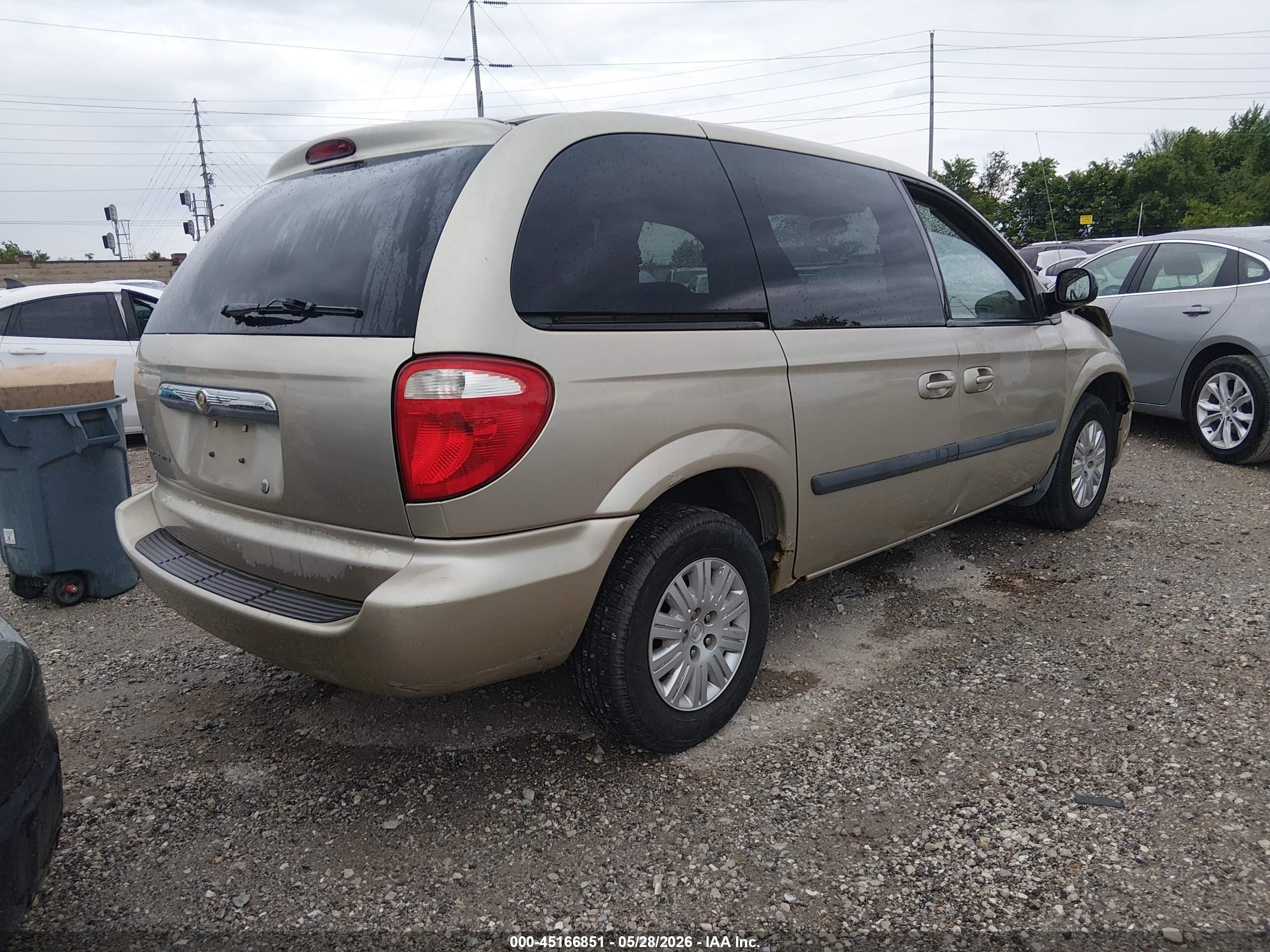 2005 Chrysler Town & Country   Tan vin: 1C4GP45R05B438585