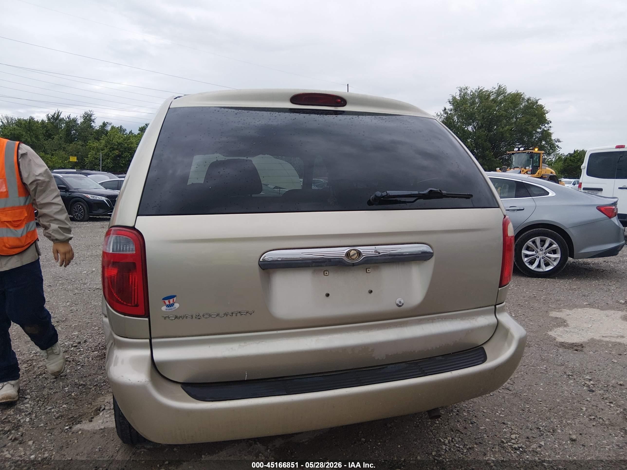 2005 Chrysler Town & Country   Tan vin: 1C4GP45R05B438585