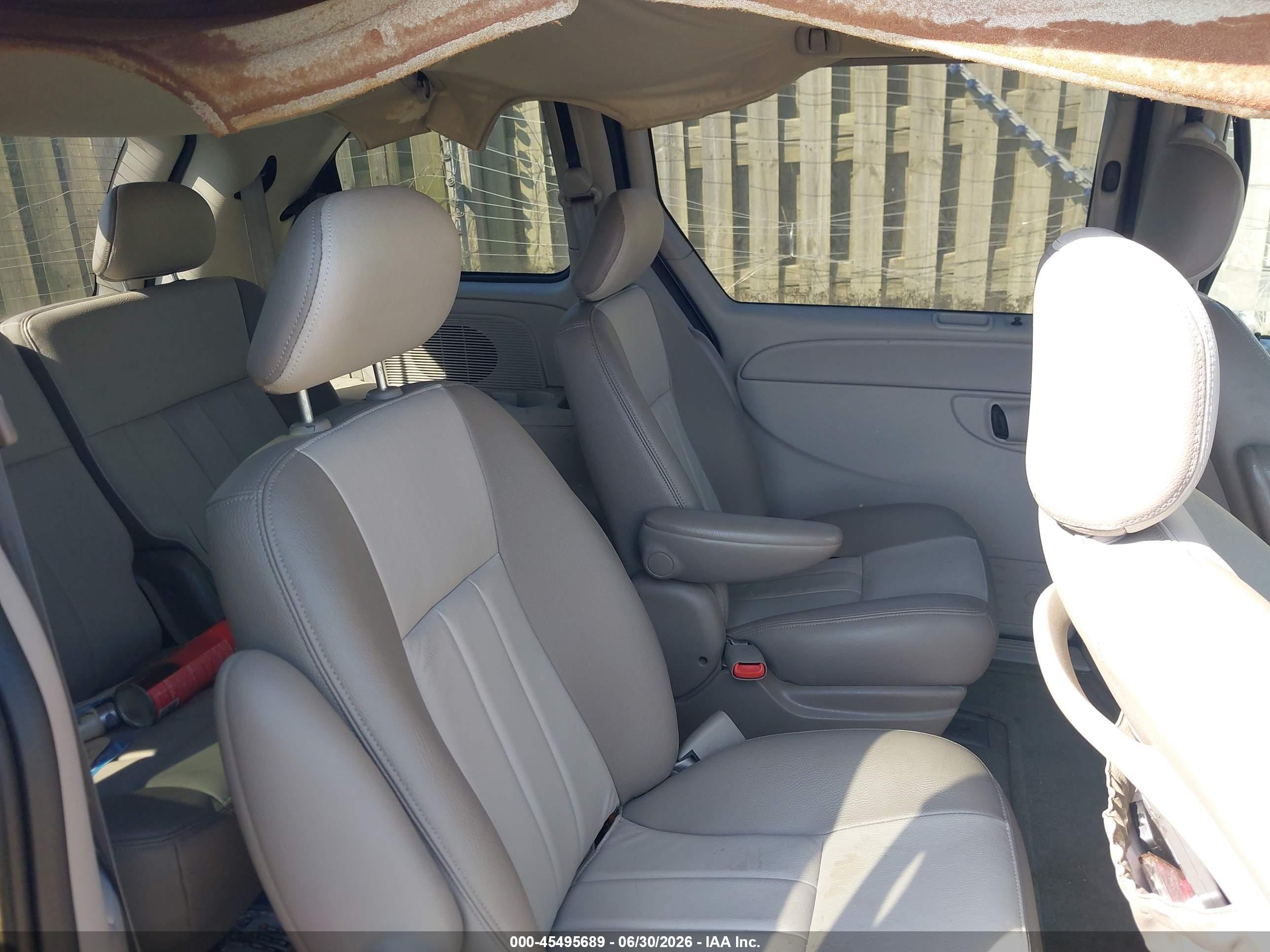 2005 Chrysler Town & Country Blue vin: 1C4GP45R15B288017