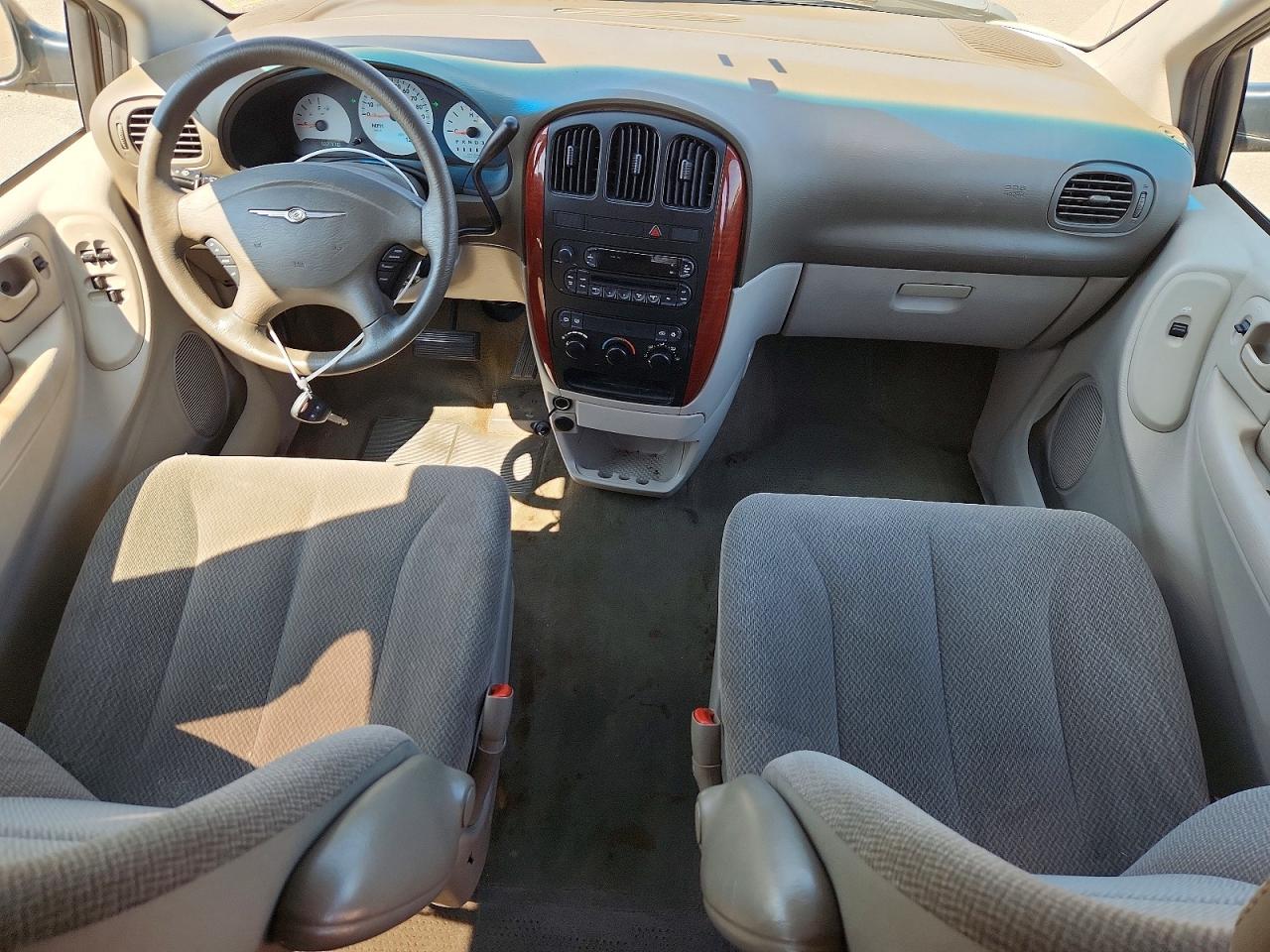 2005 Chrysler Town & Country Beige vin: 1C4GP45R15B288034