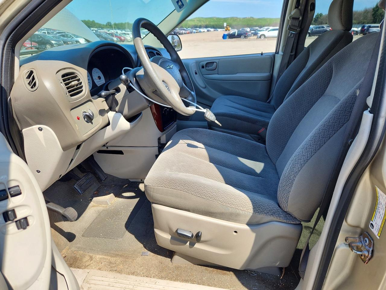 2005 Chrysler Town & Country Beige vin: 1C4GP45R15B288034