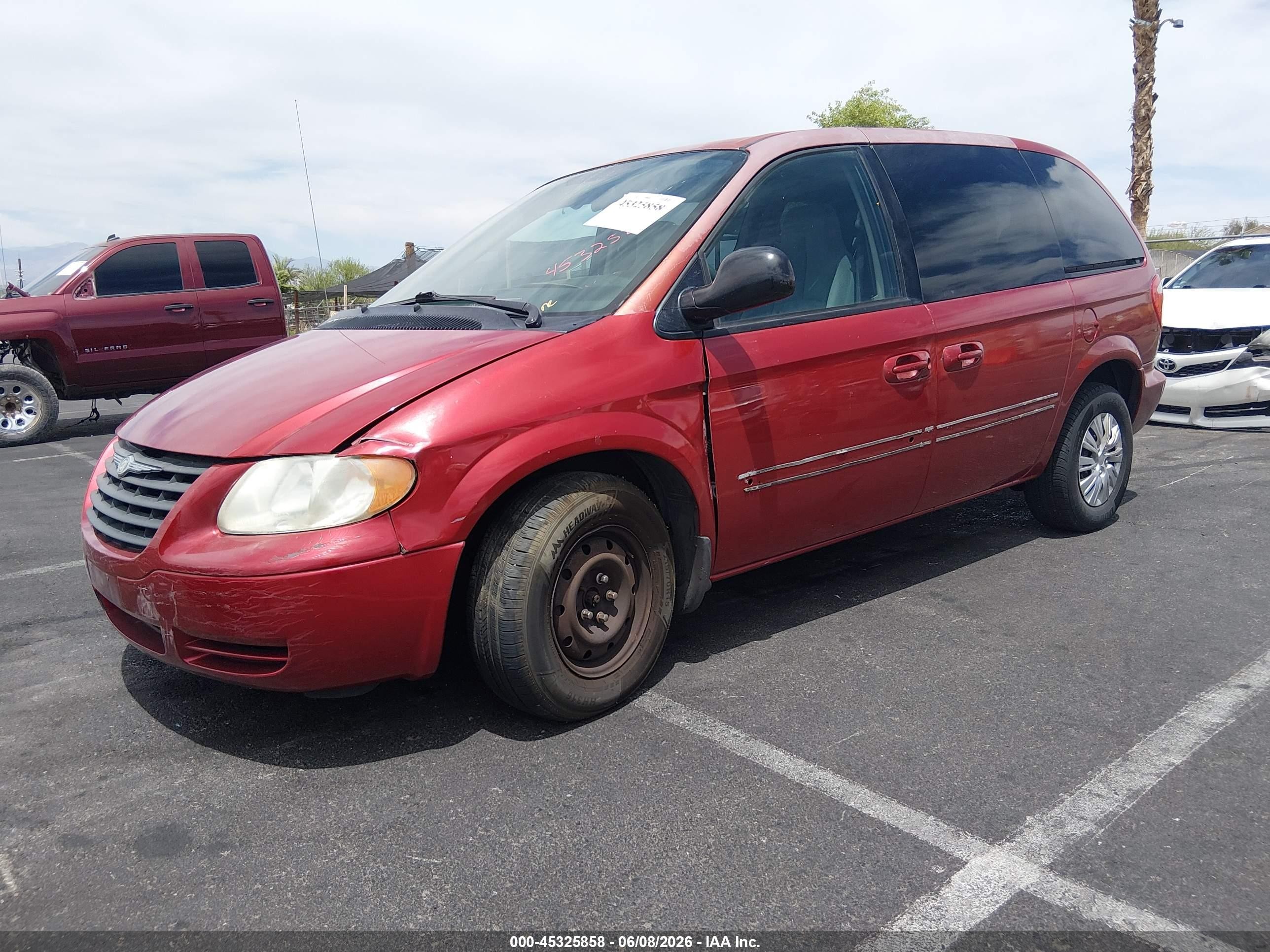 2005 Chrysler Town & Country   Red vin: 1C4GP45R35B282560