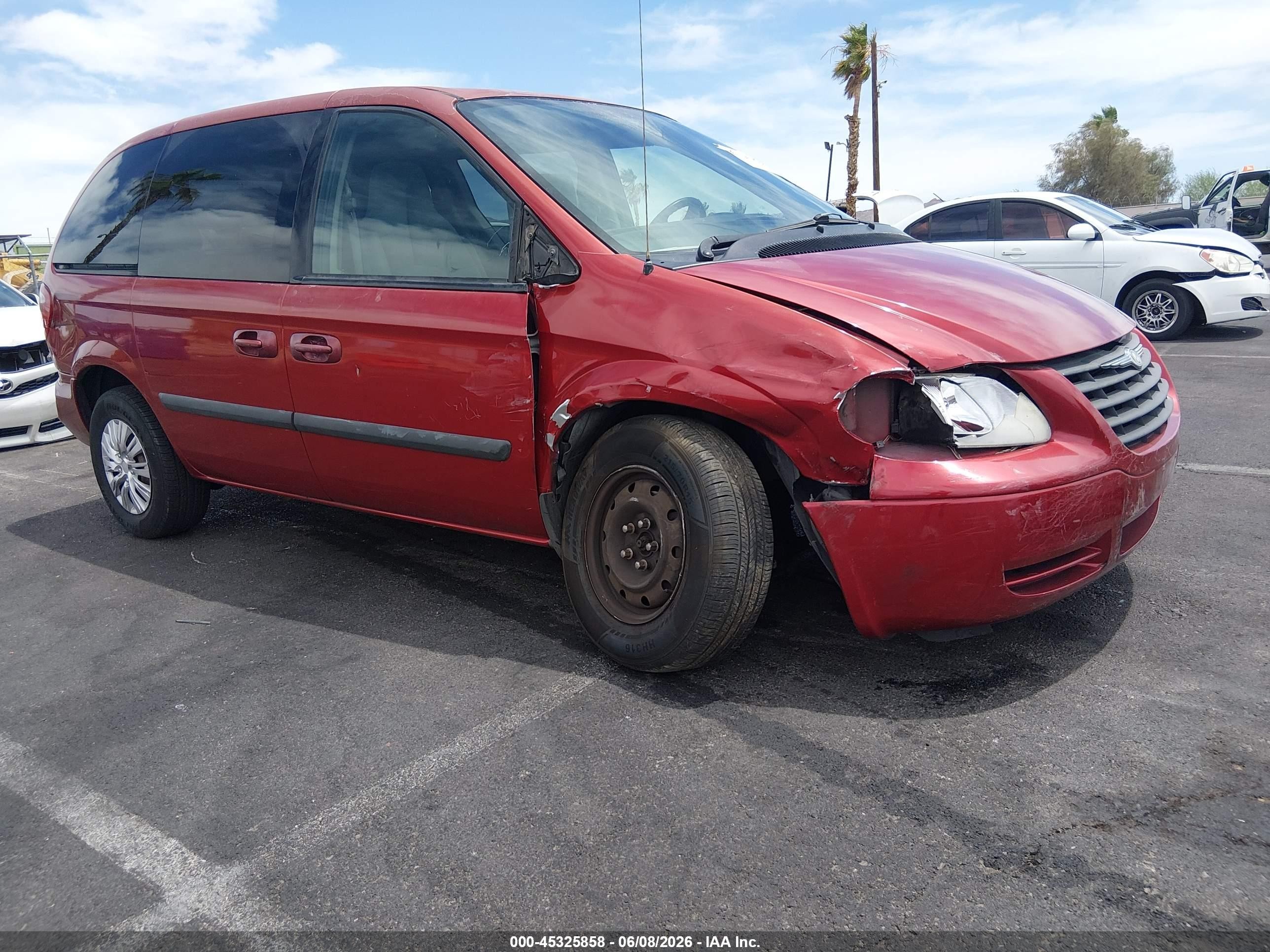2005 Chrysler Town & Country   Red vin: 1C4GP45R35B282560