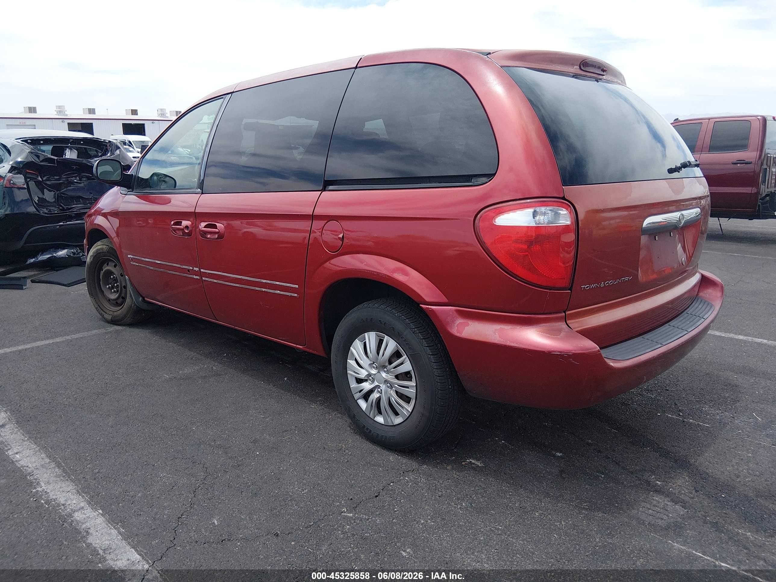 2005 Chrysler Town & Country   Red vin: 1C4GP45R35B282560