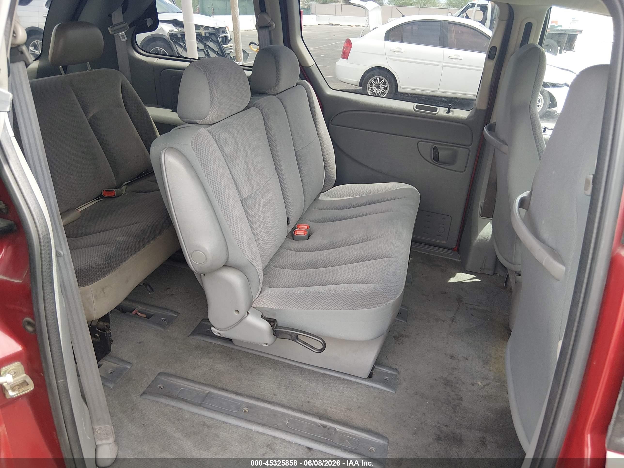 2005 Chrysler Town & Country   Red vin: 1C4GP45R35B282560