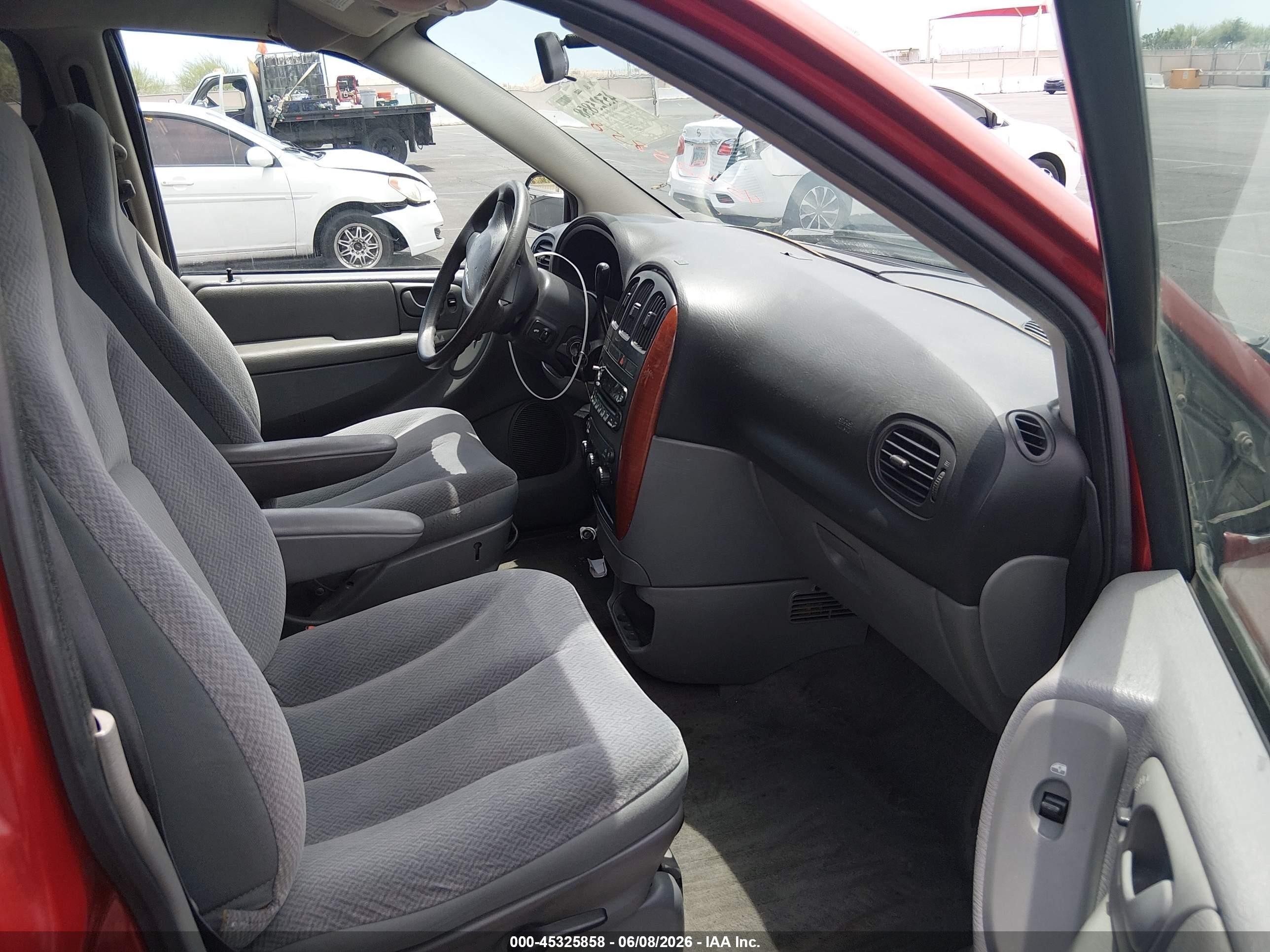 2005 Chrysler Town & Country   Red vin: 1C4GP45R35B282560