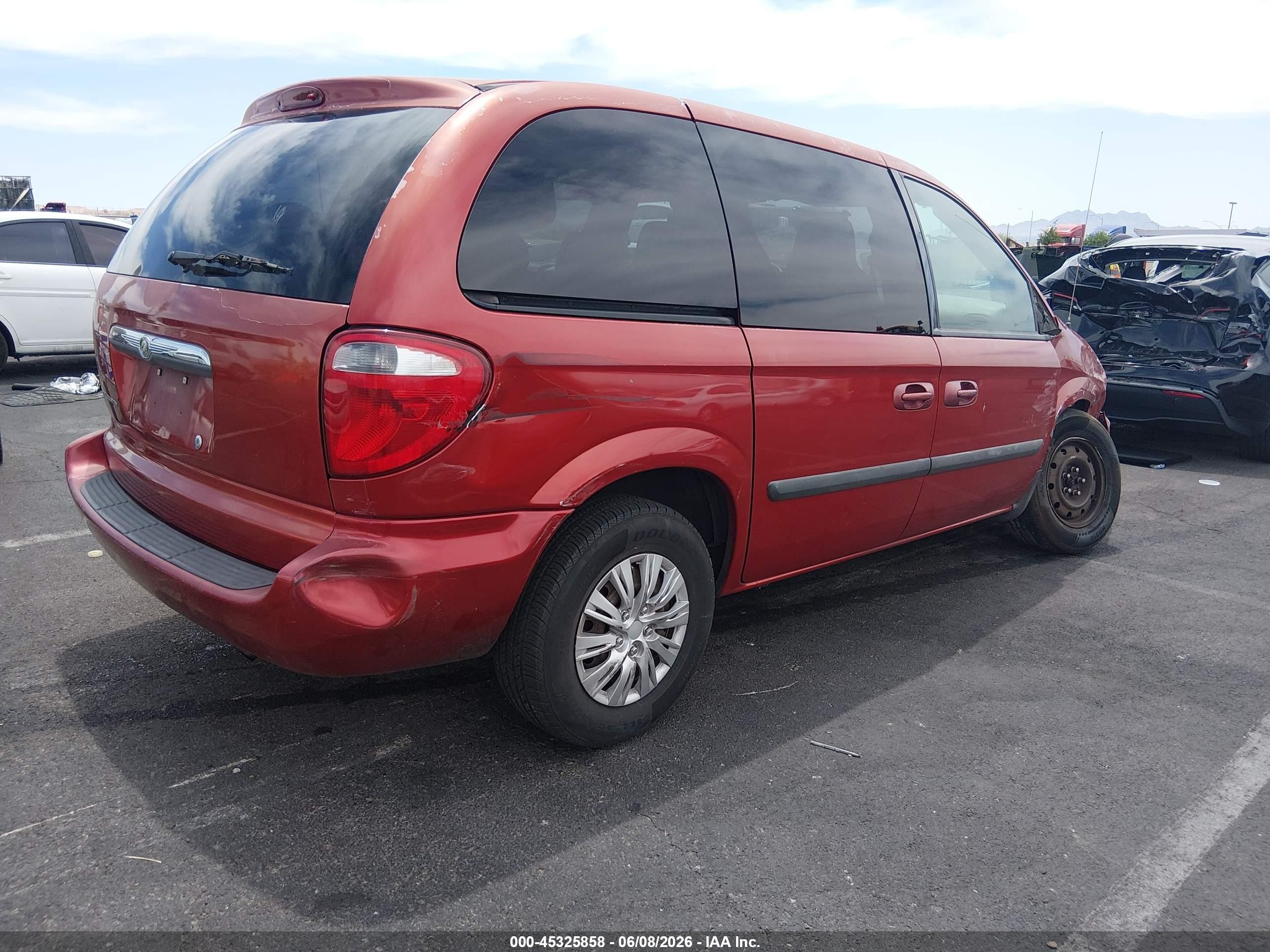 2005 Chrysler Town & Country   Red vin: 1C4GP45R35B282560