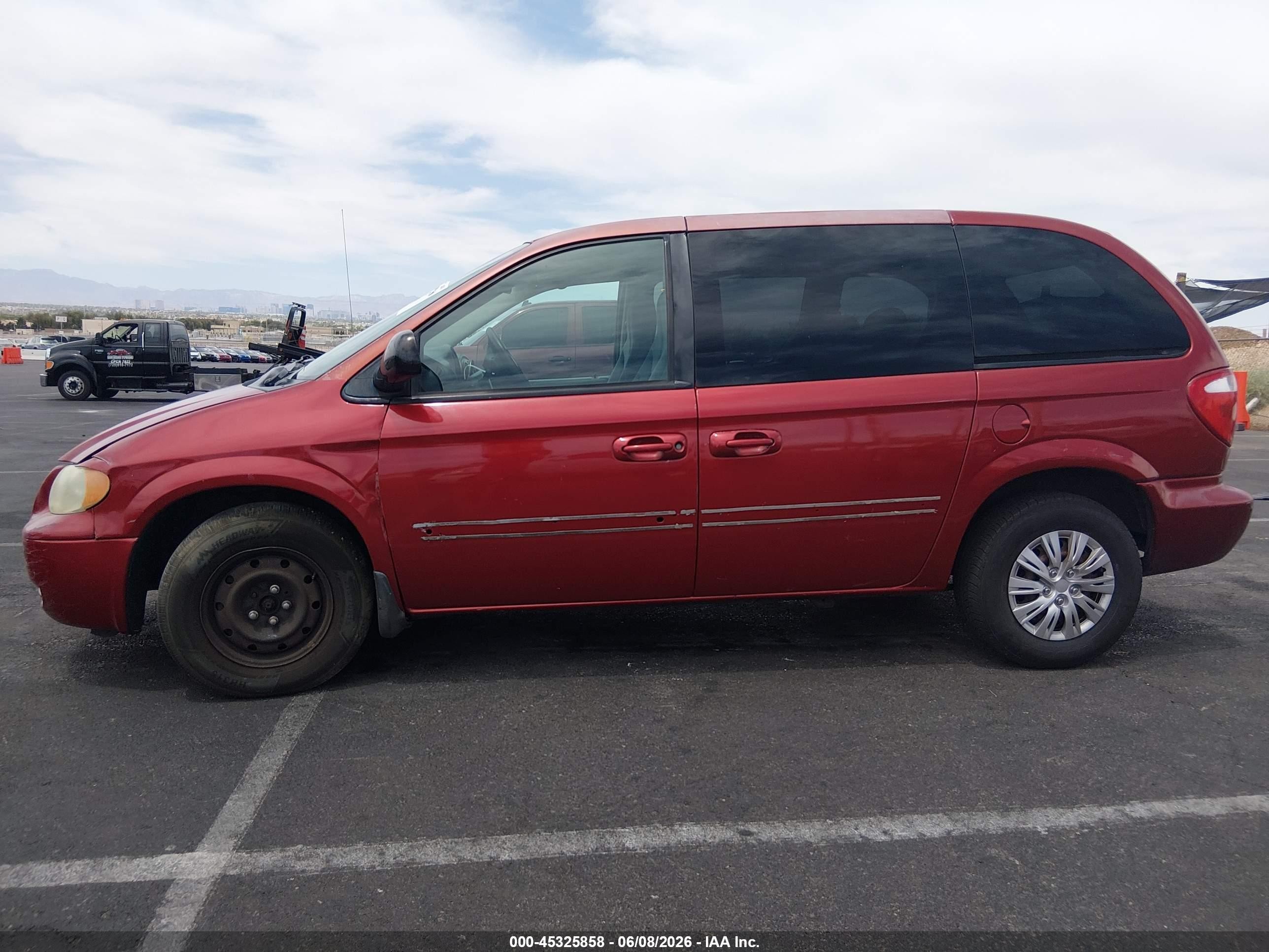 2005 Chrysler Town & Country   Red vin: 1C4GP45R35B282560