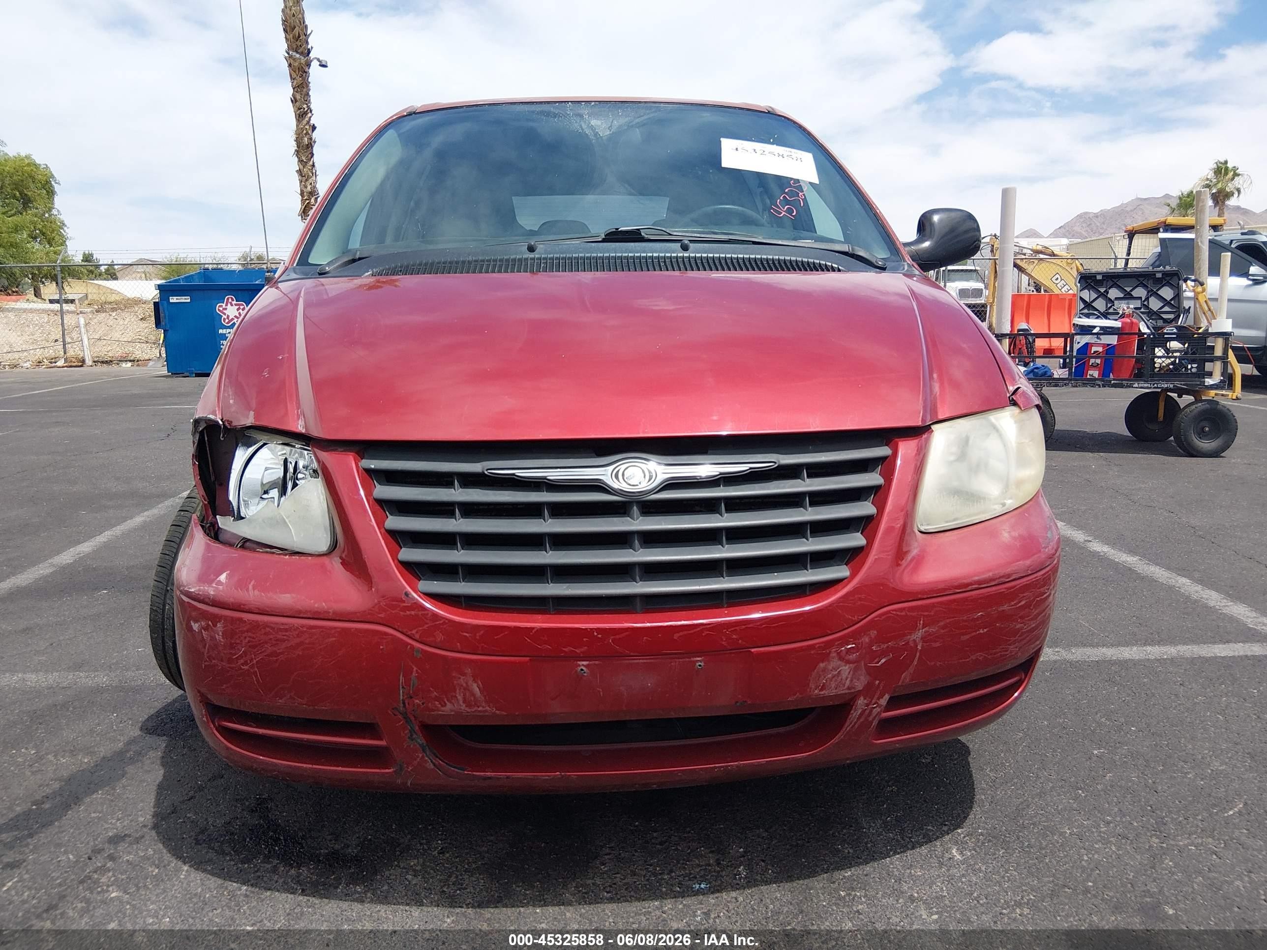2005 Chrysler Town & Country   Red vin: 1C4GP45R35B282560