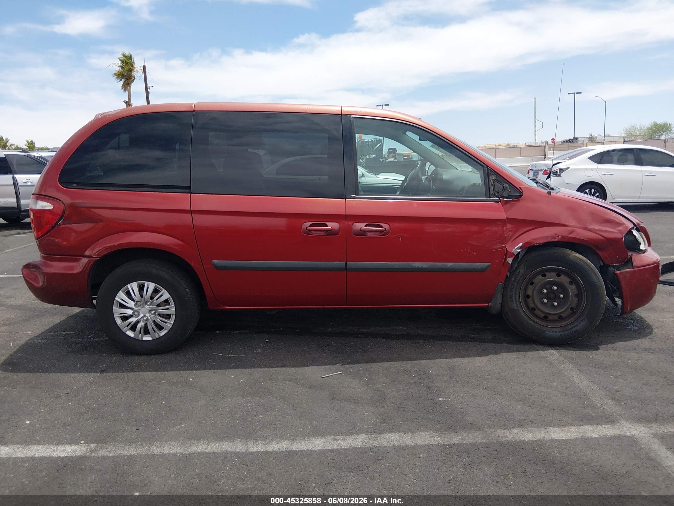 2005 Chrysler Town & Country   Red vin: 1C4GP45R35B282560