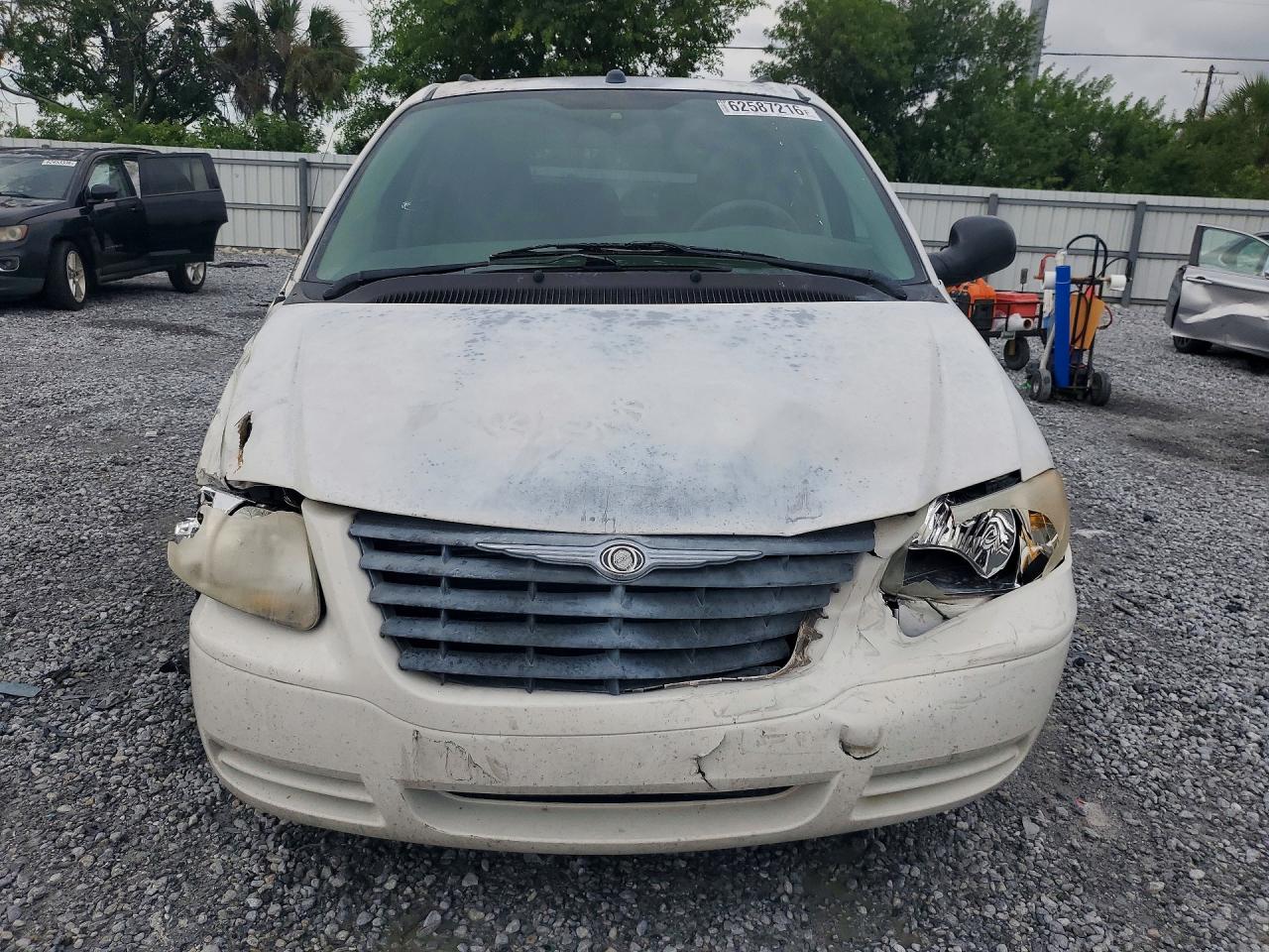 2005 Chrysler Town & Country White vin: 1C4GP45R35B430786