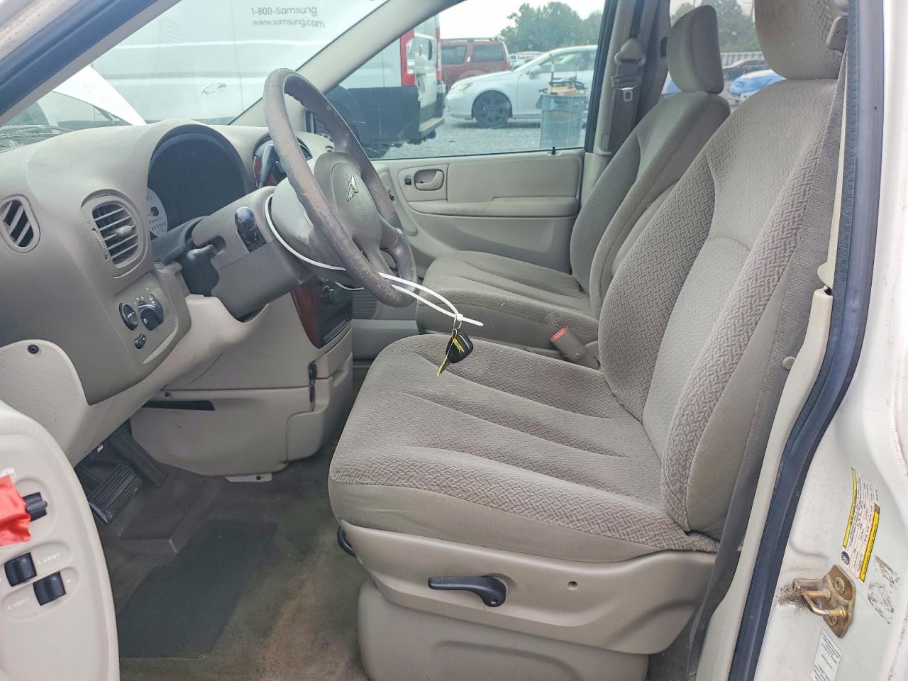 2005 Chrysler Town & Country White vin: 1C4GP45R35B430786