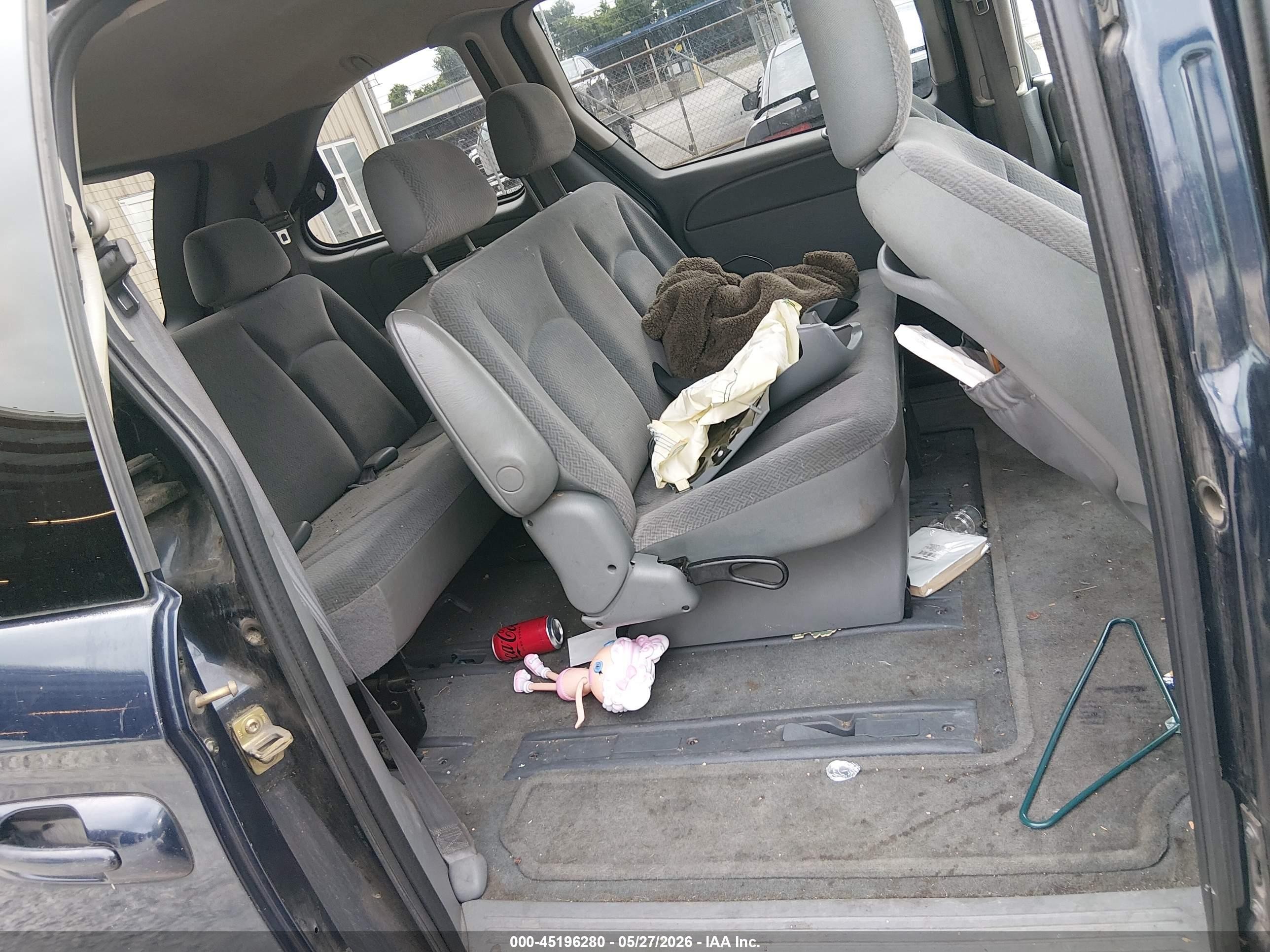 2005 Chrysler Town & Country   Dark Blue vin: 1C4GP45R55B330222