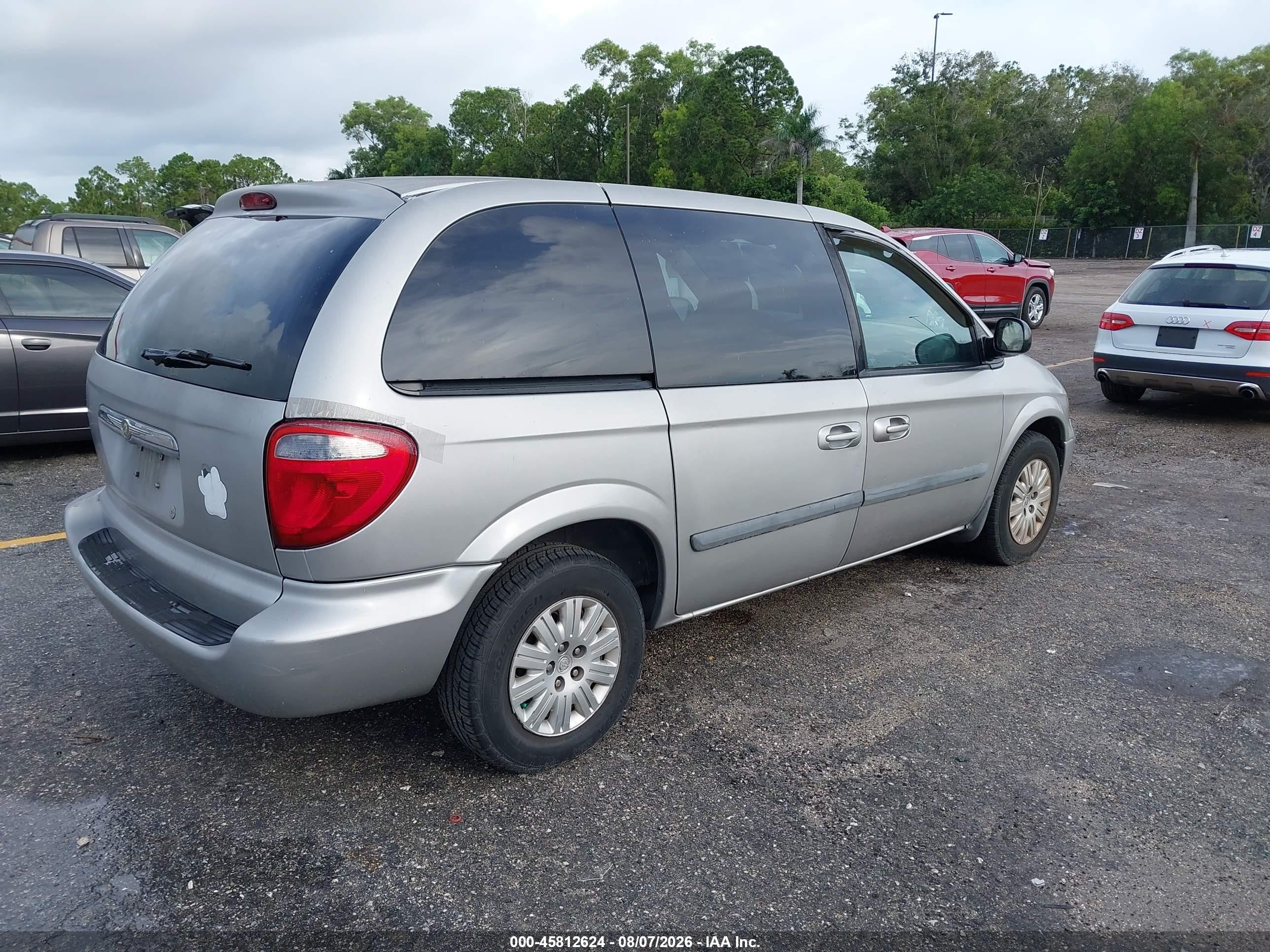 2005 Chrysler Town & Country   Серебряный vin: 1C4GP45R55B417196