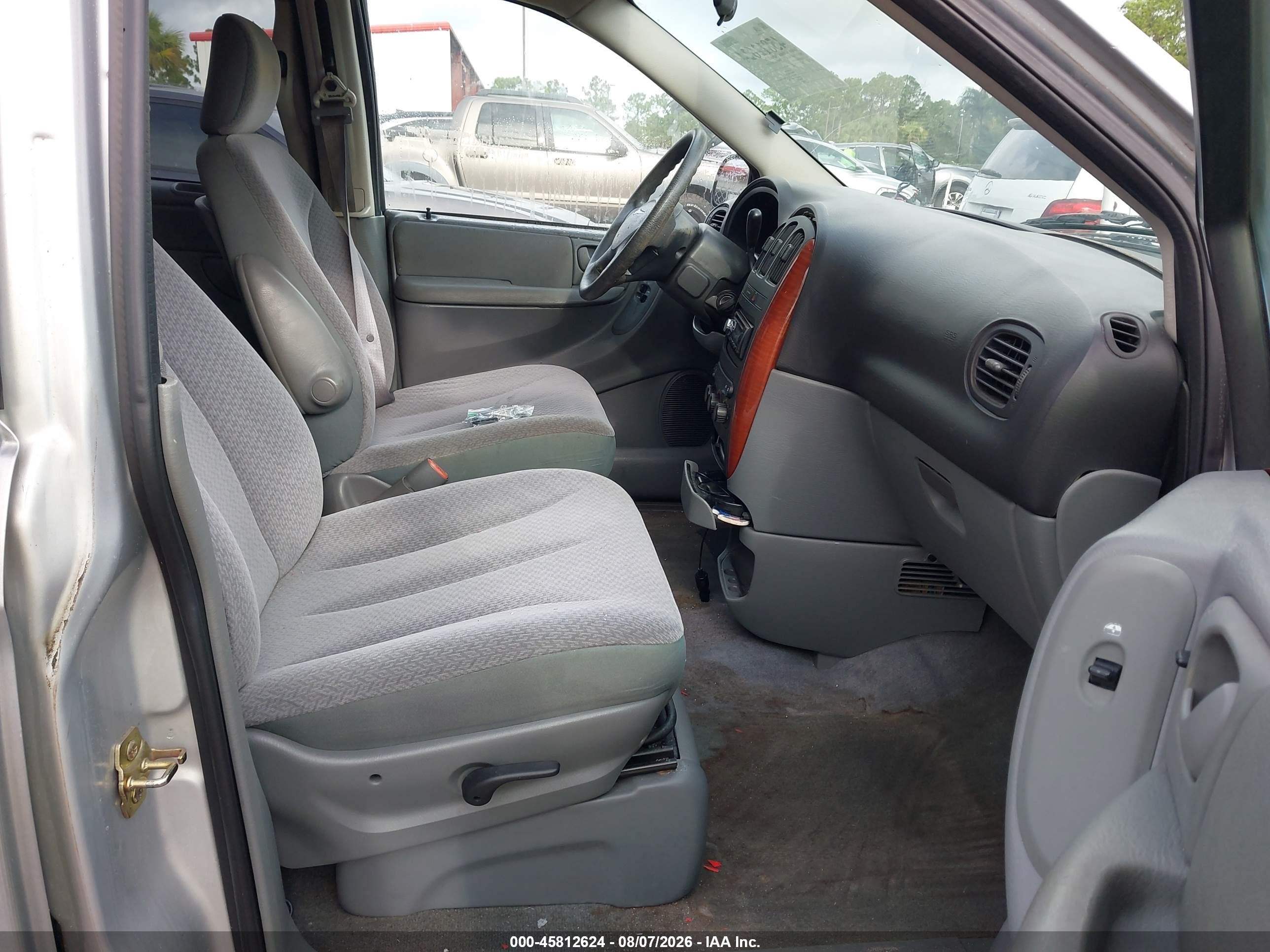 2005 Chrysler Town & Country   Серебряный vin: 1C4GP45R55B417196