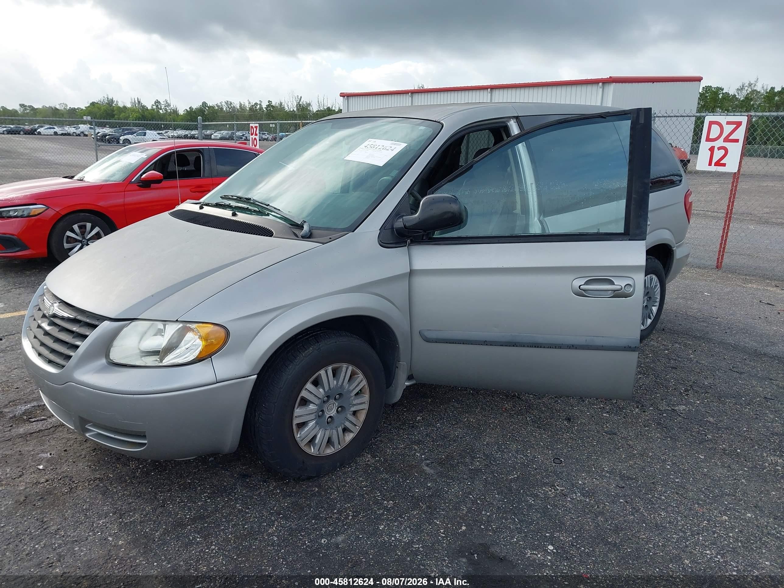 2005 Chrysler Town & Country   Серебряный vin: 1C4GP45R55B417196