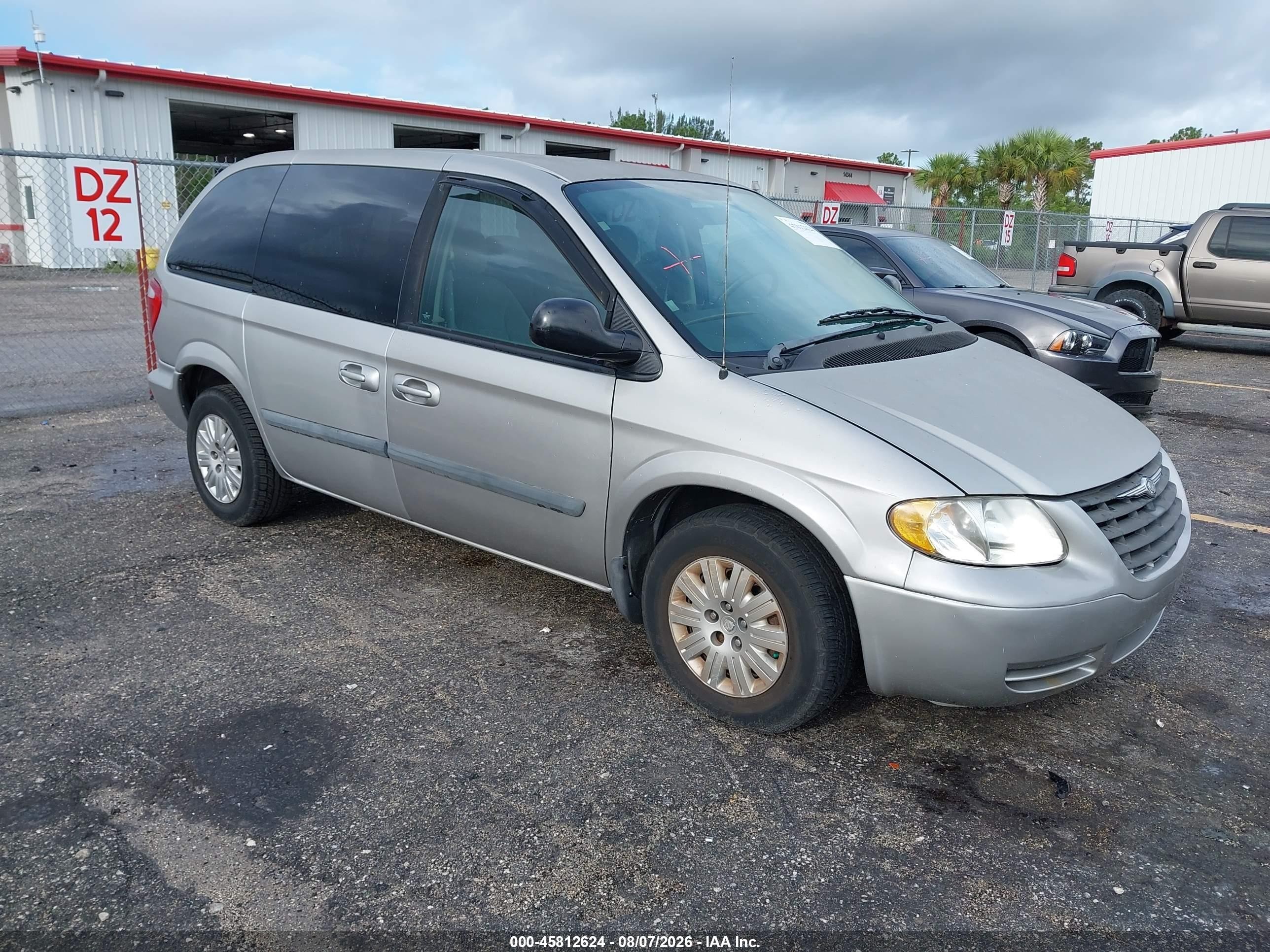 2005 Chrysler Town & Country   Silver vin: 1C4GP45R55B417196