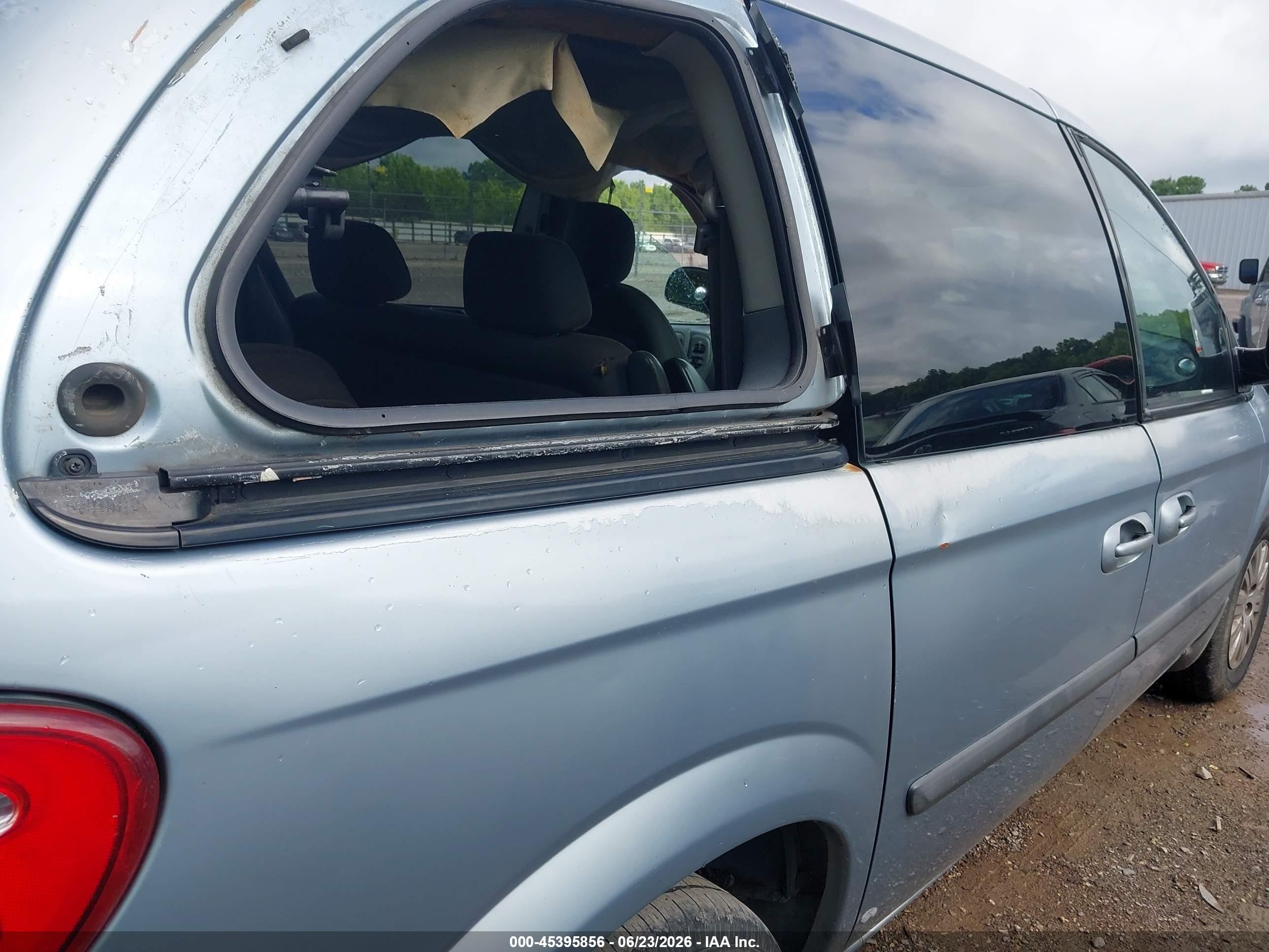 2005 Chrysler Town & Country   Blue vin: 1C4GP45R65B353508