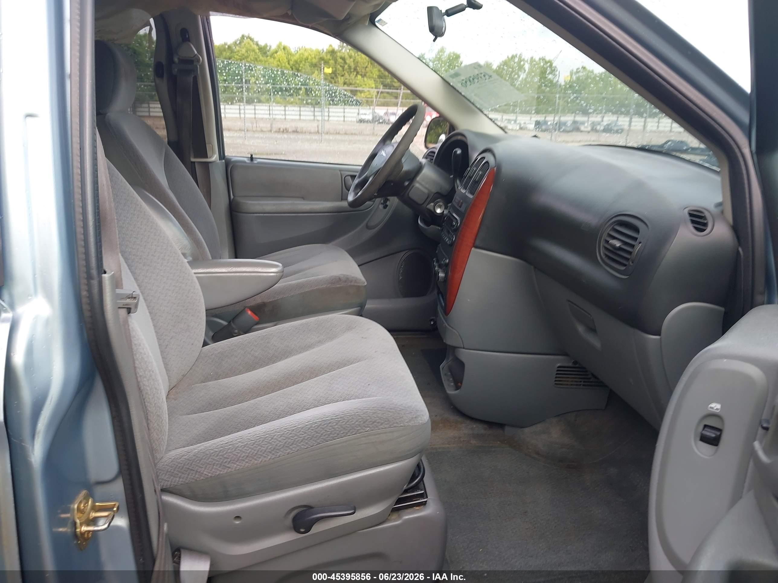 2005 Chrysler Town & Country   Blue vin: 1C4GP45R65B353508