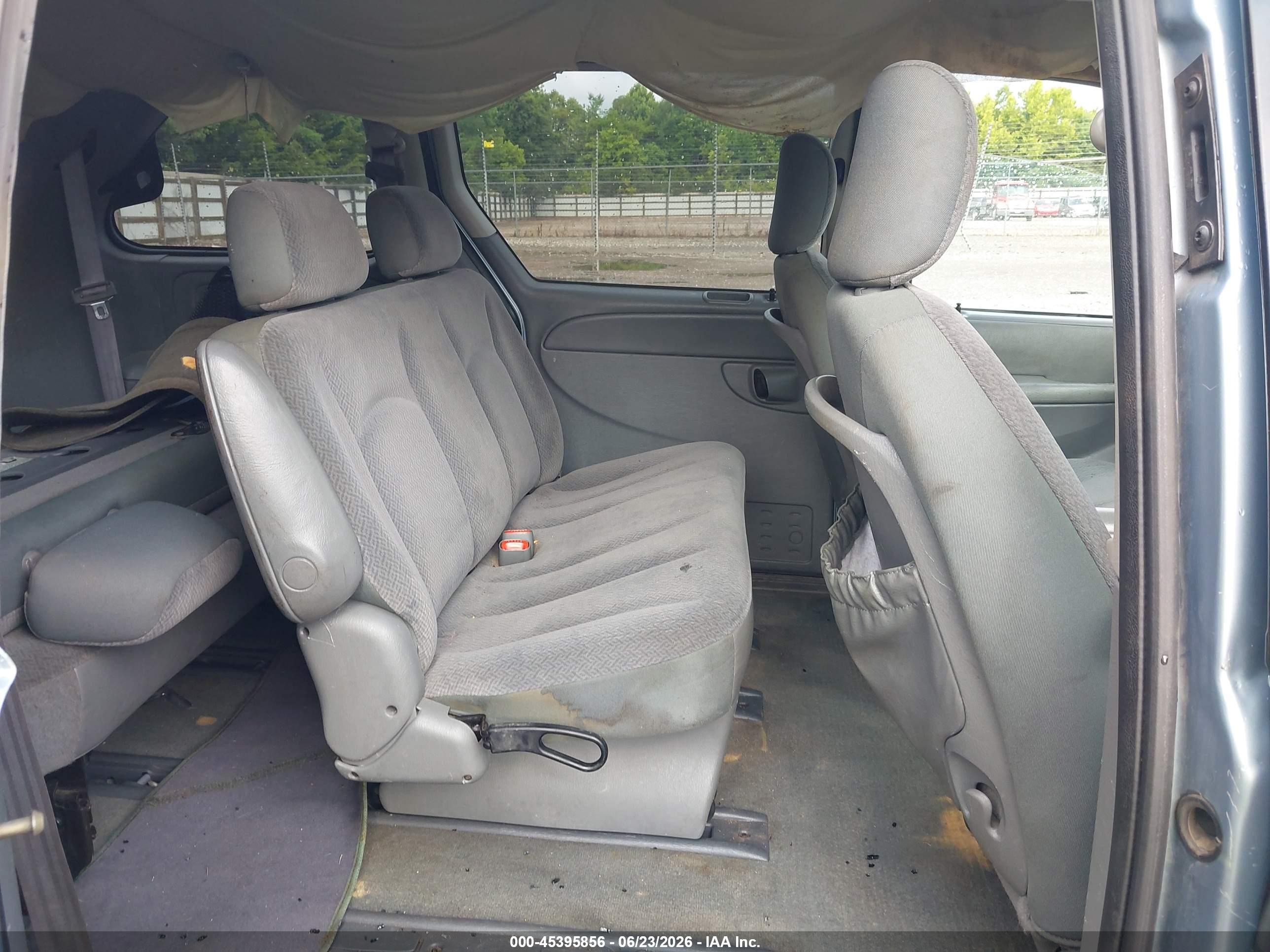 2005 Chrysler Town & Country   Blue vin: 1C4GP45R65B353508