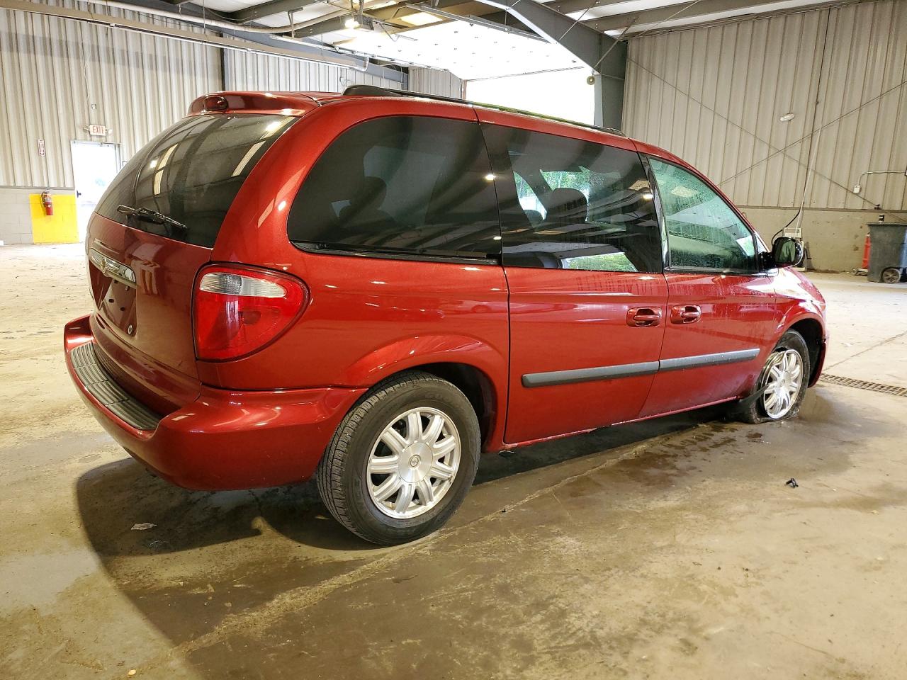 2005 Chrysler Town & Country Red vin: 1C4GP45R65B361737