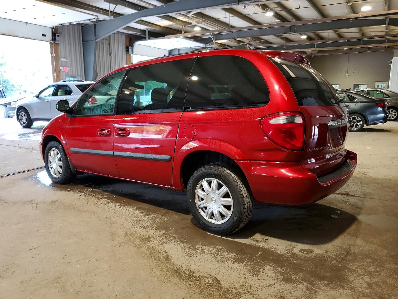 2005 Chrysler Town & Country Red vin: 1C4GP45R65B361737
