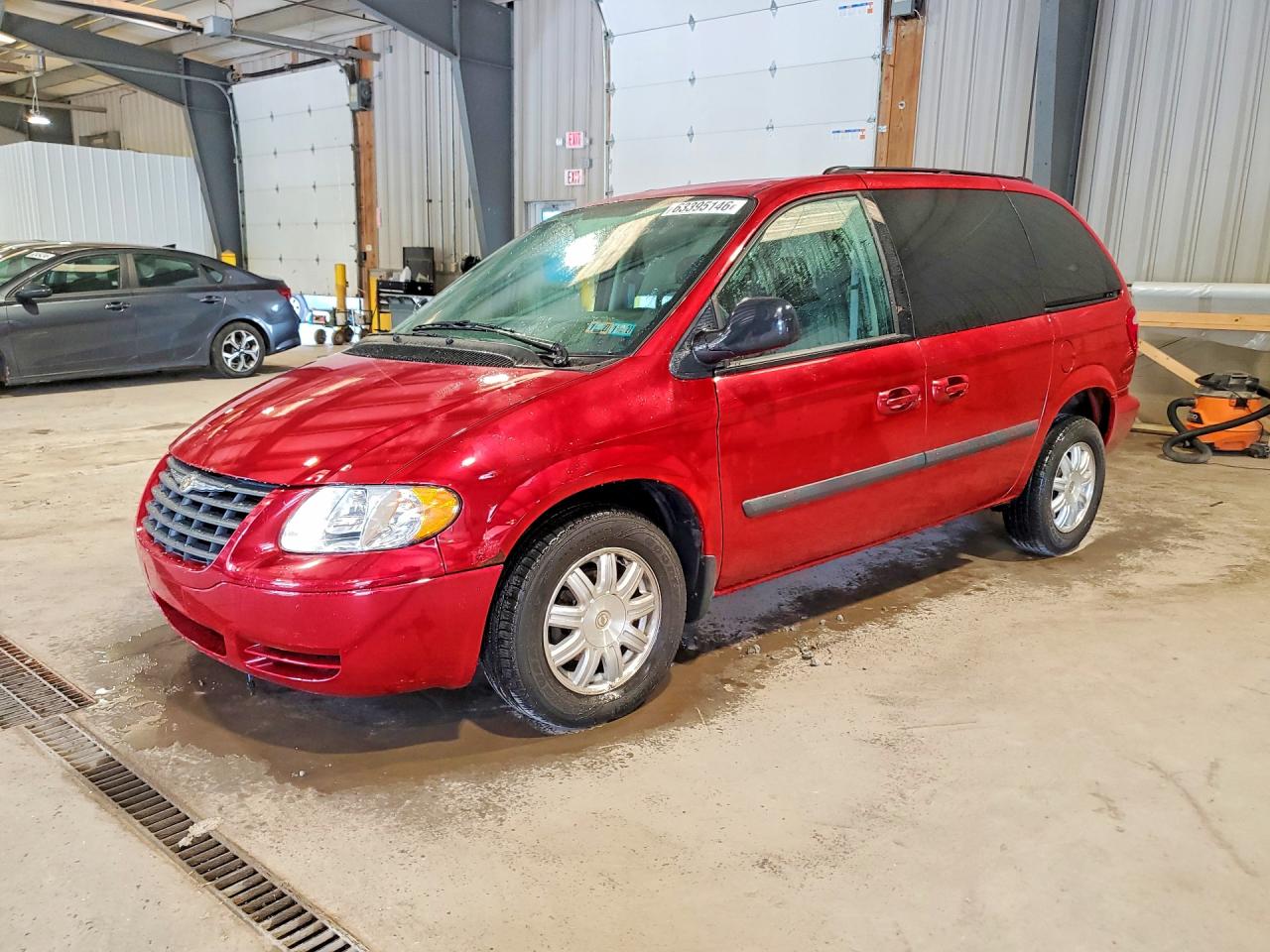 2005 Chrysler Town & Country Red vin: 1C4GP45R65B361737