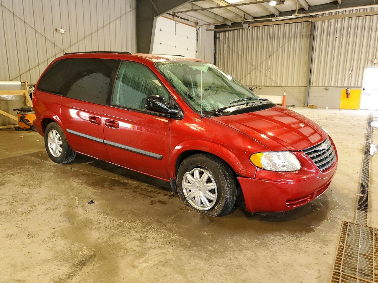 2005 Chrysler Town & Country Red vin: 1C4GP45R65B361737