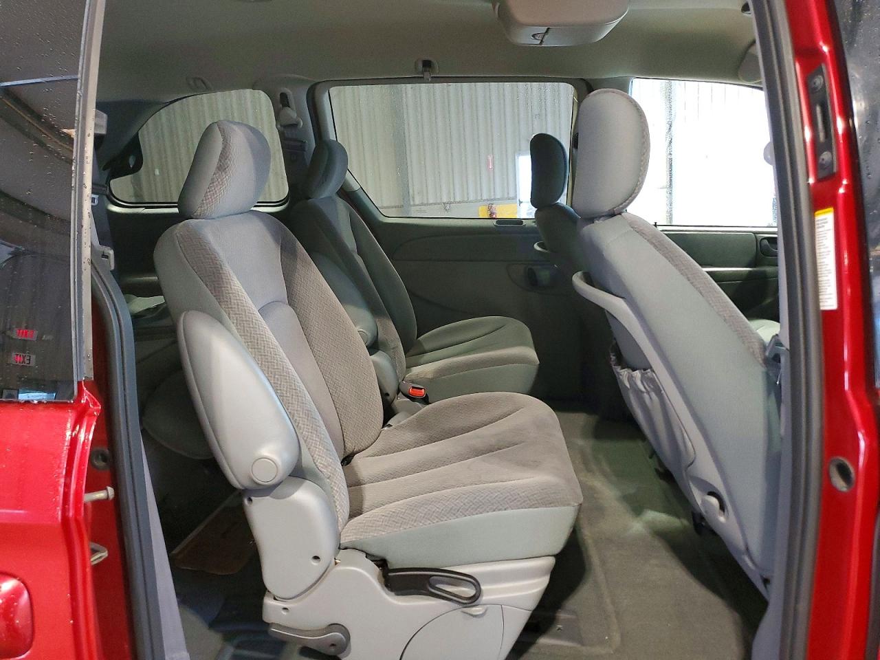 2005 Chrysler Town & Country Red vin: 1C4GP45R65B361737