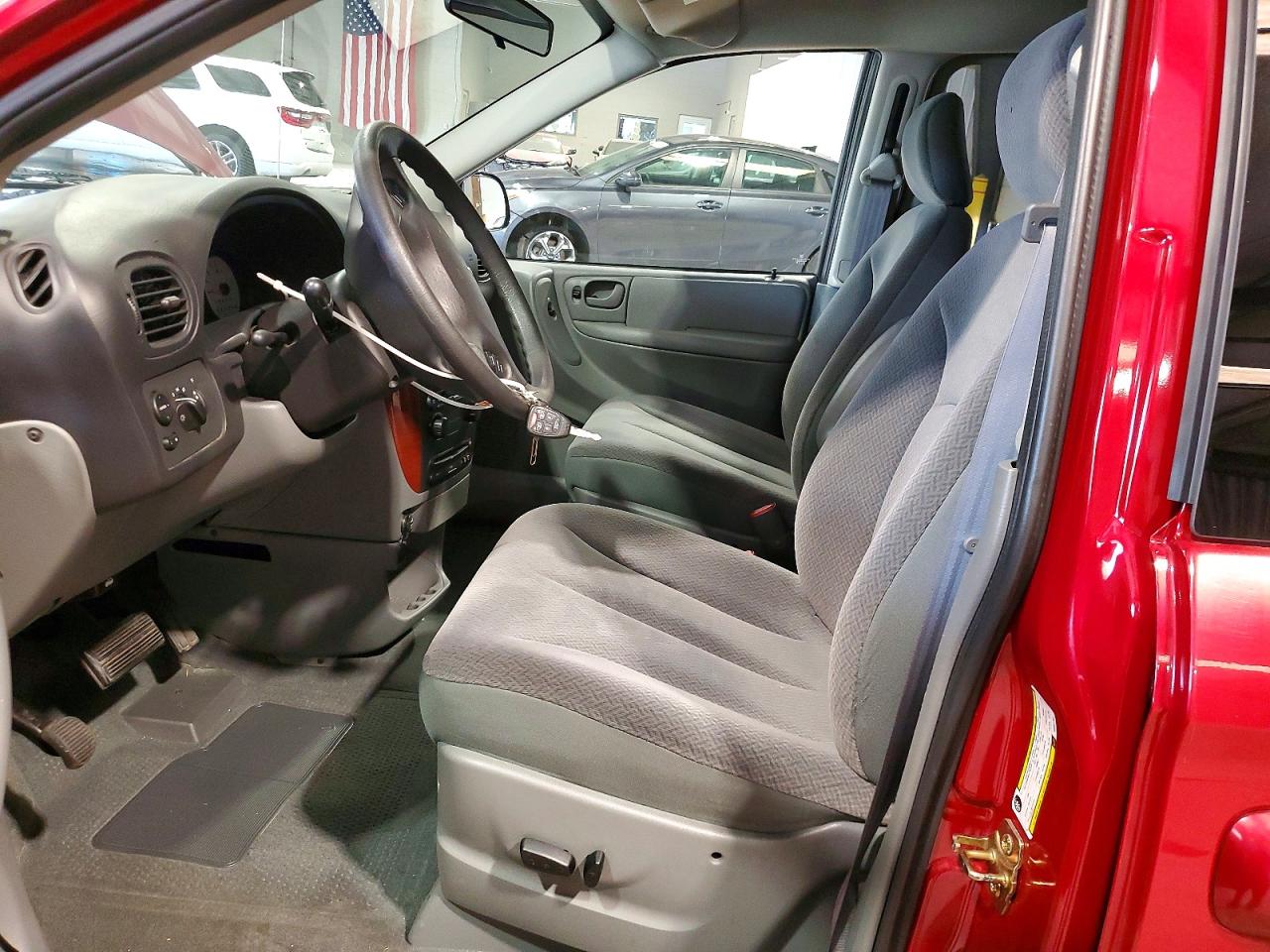 2005 Chrysler Town & Country Red vin: 1C4GP45R65B361737