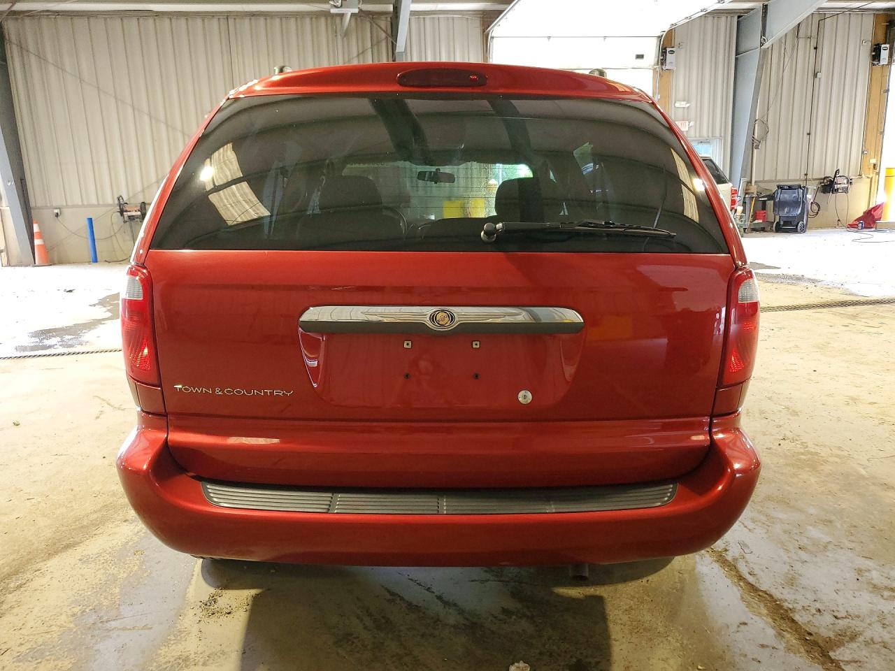 2005 Chrysler Town & Country Red vin: 1C4GP45R65B361737