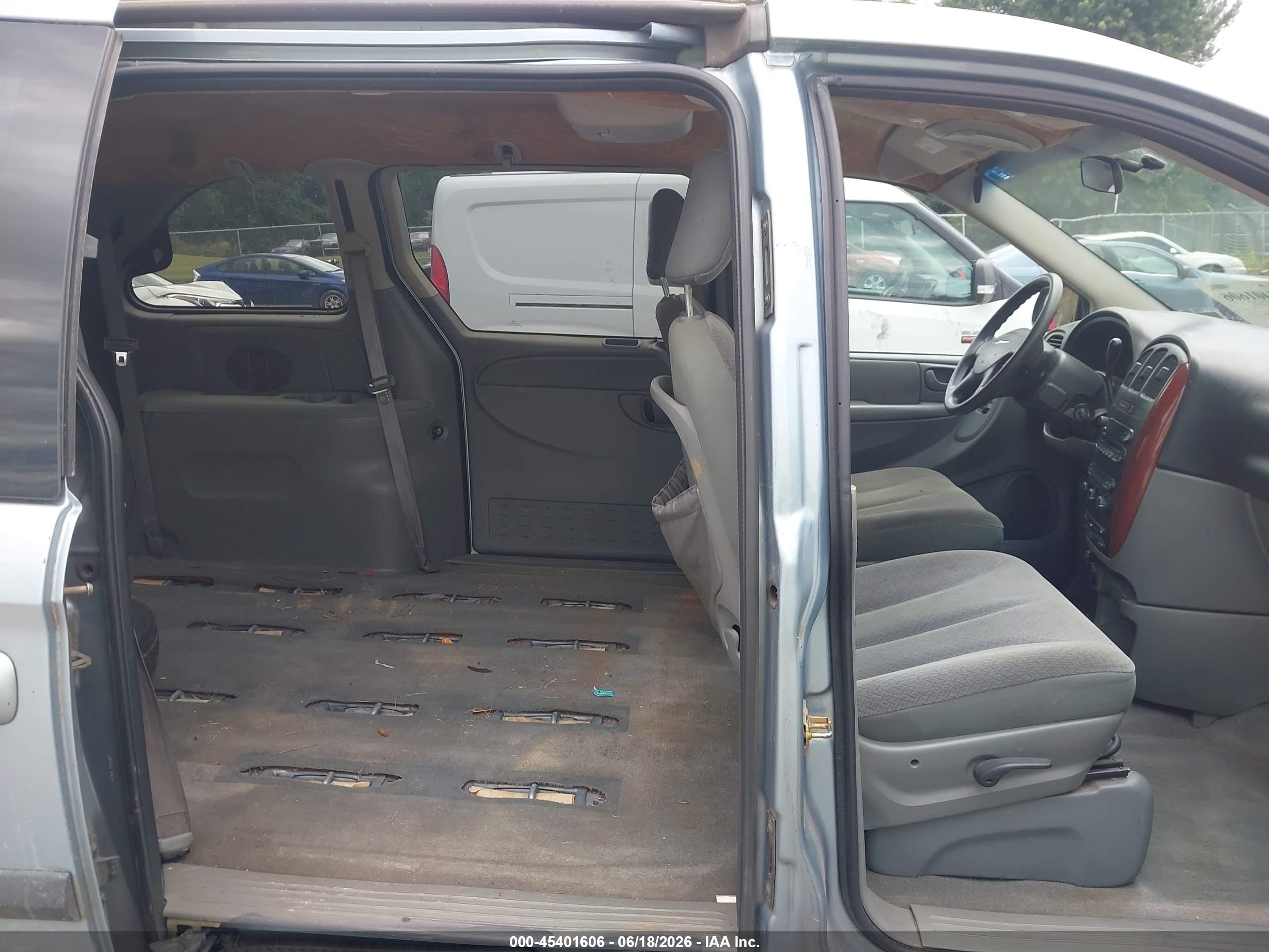 2005 Chrysler Town & Country   Blue vin: 1C4GP45R65B388310
