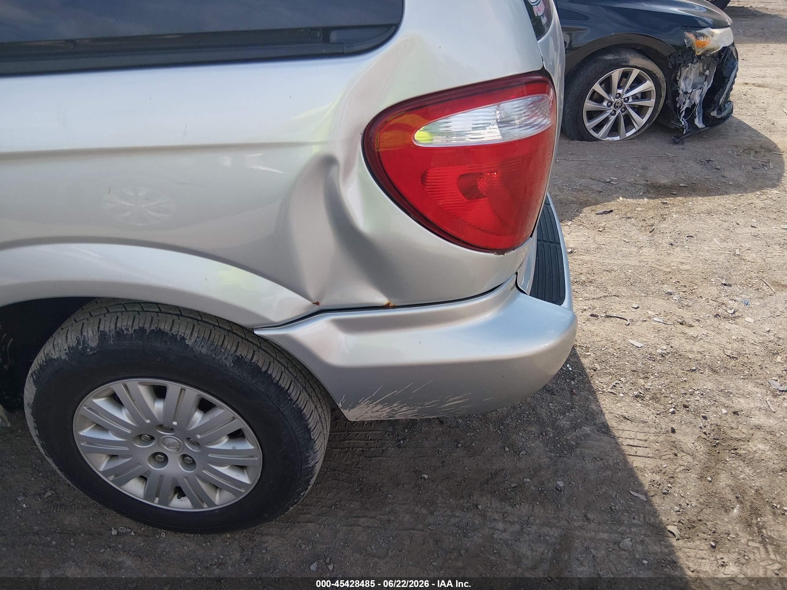 2005 Chrysler Town & Country   Серебряный vin: 1C4GP45R65B439272