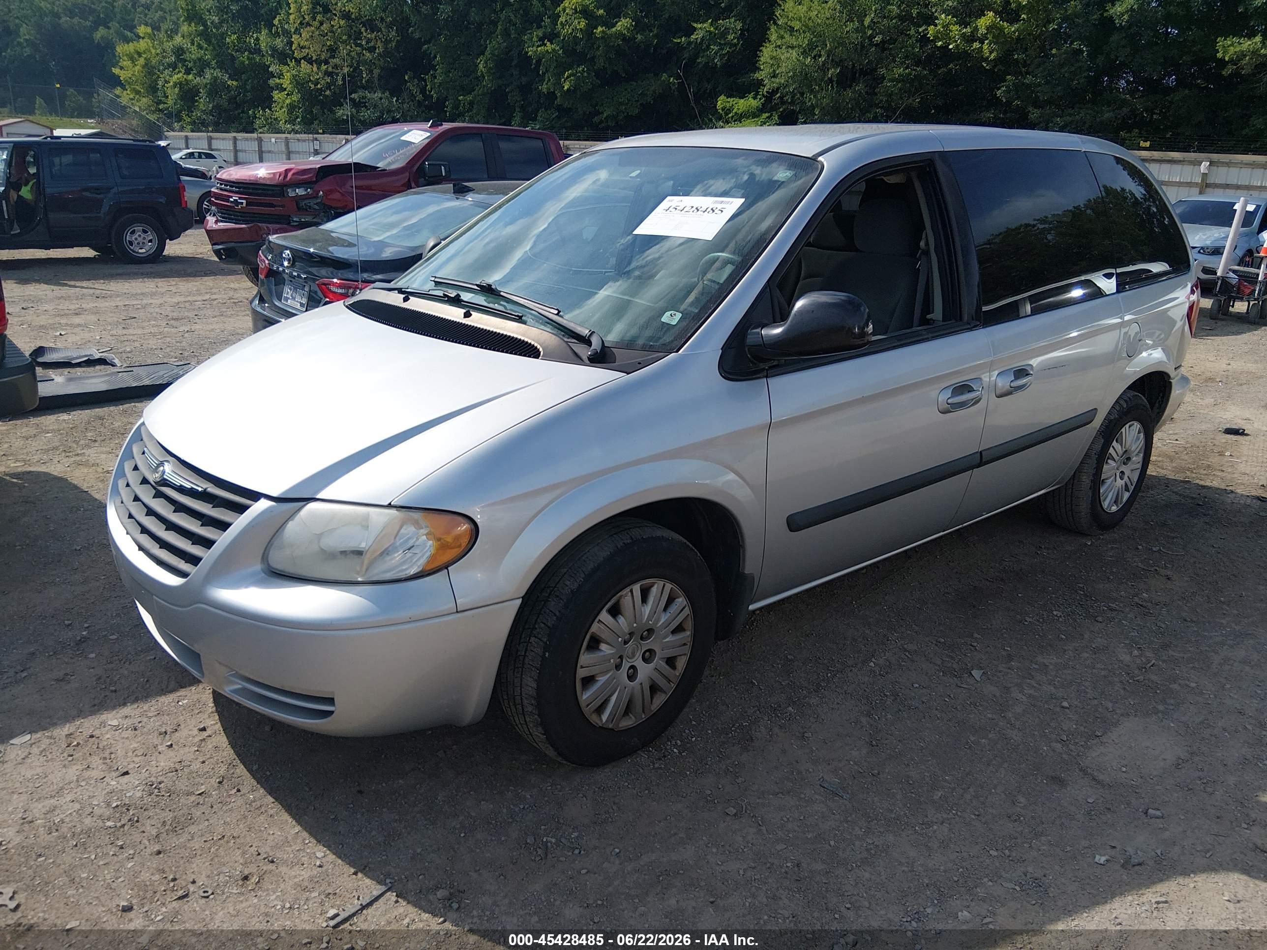 2005 Chrysler Town & Country   Серебряный vin: 1C4GP45R65B439272