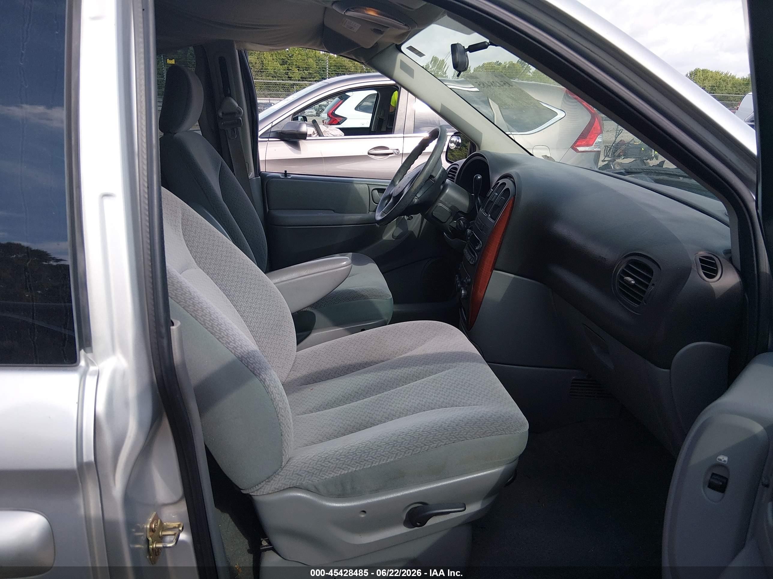 2005 Chrysler Town & Country   Серебряный vin: 1C4GP45R65B439272