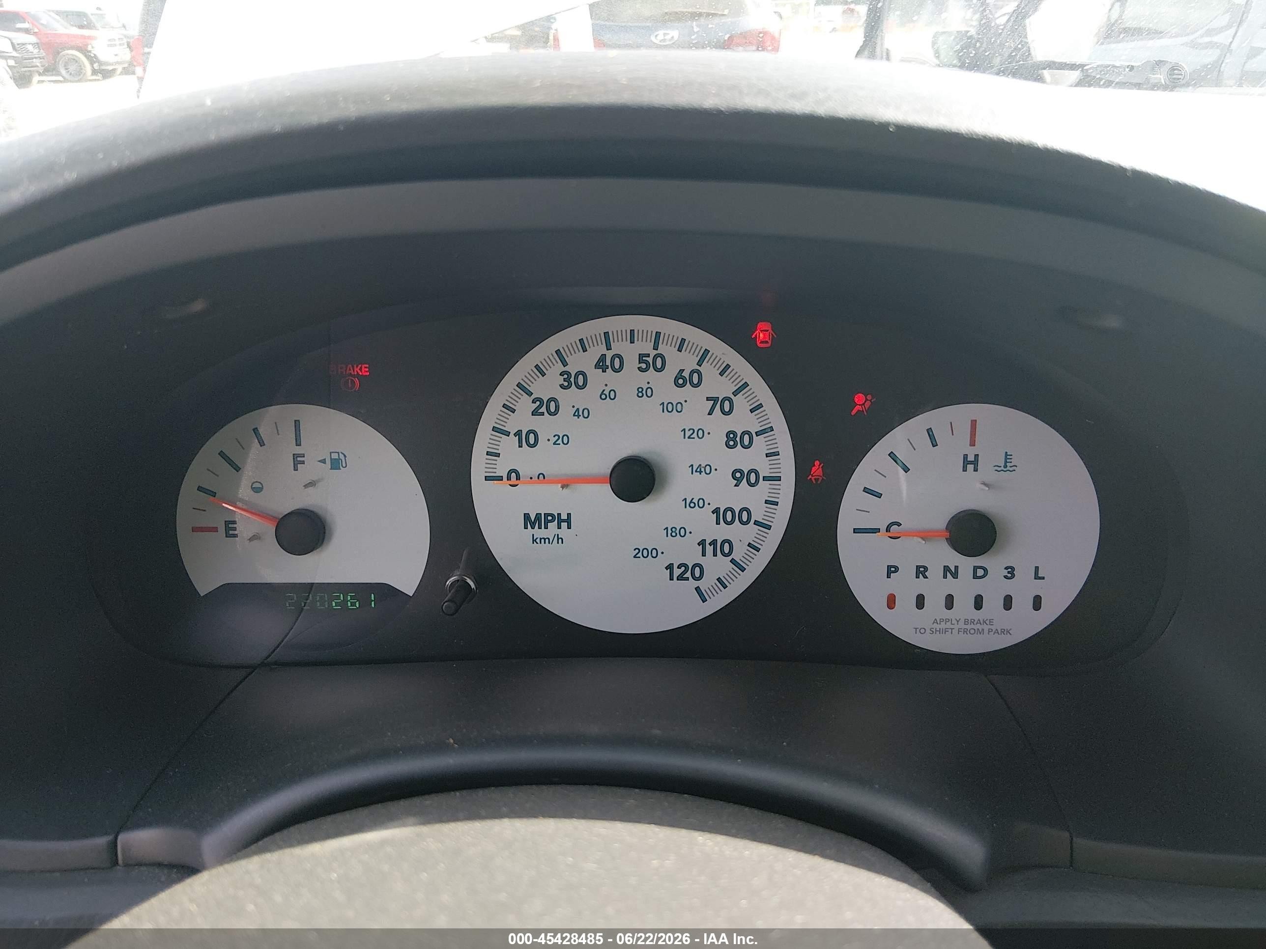 2005 Chrysler Town & Country   Серебряный vin: 1C4GP45R65B439272
