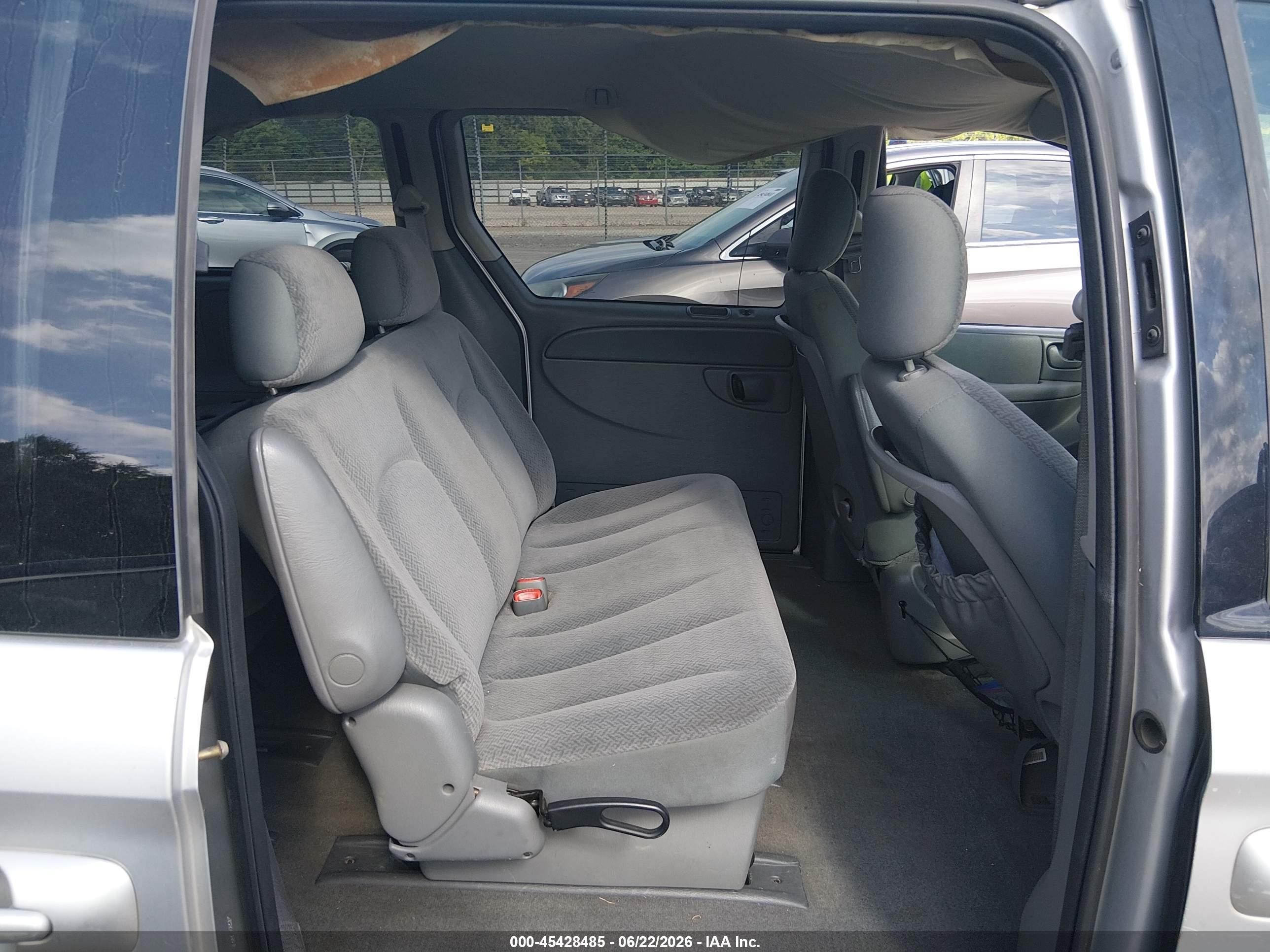 2005 Chrysler Town & Country   Серебряный vin: 1C4GP45R65B439272