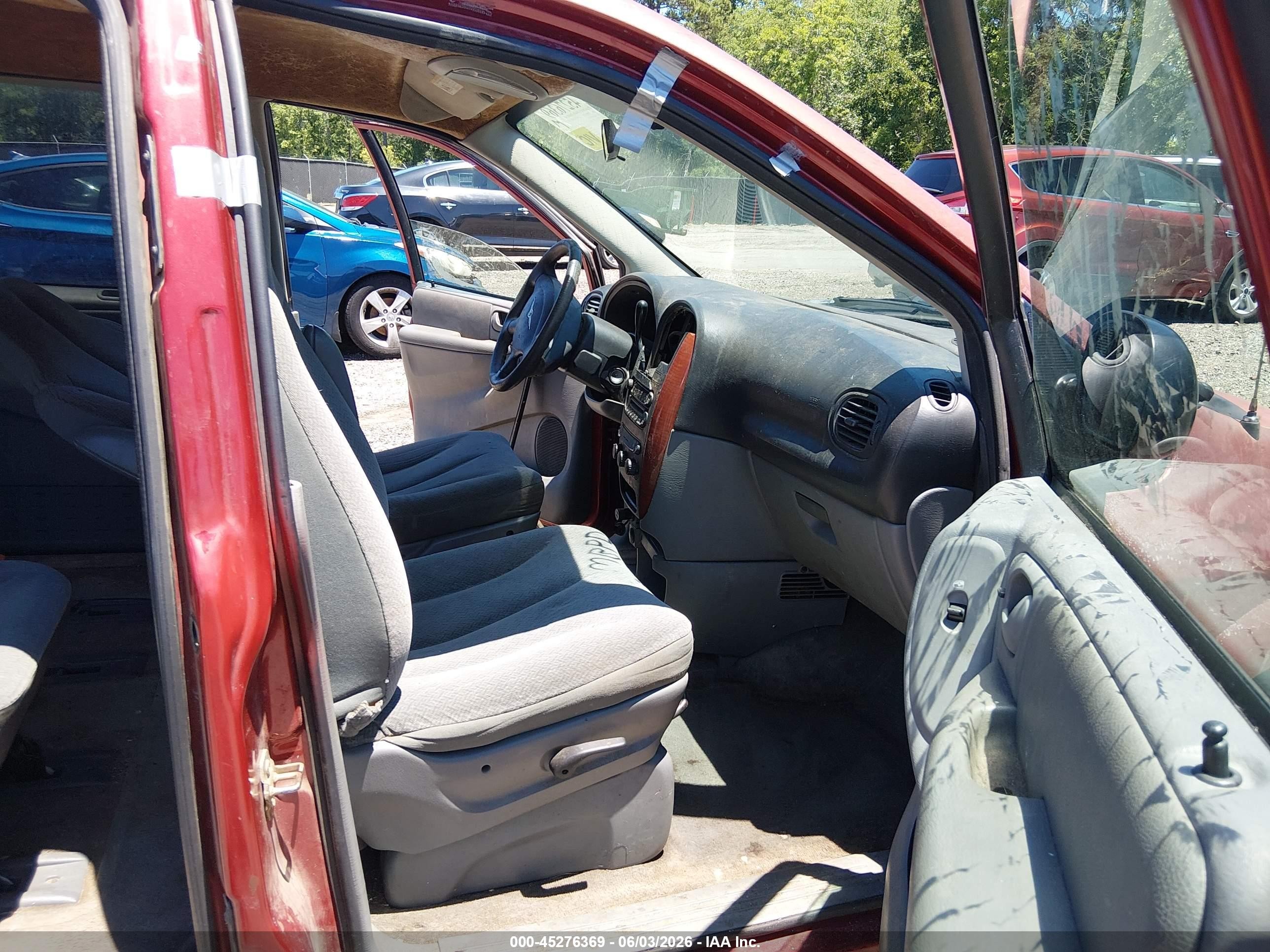 2005 Chrysler Town & Country   Red vin: 1C4GP45R75B318993