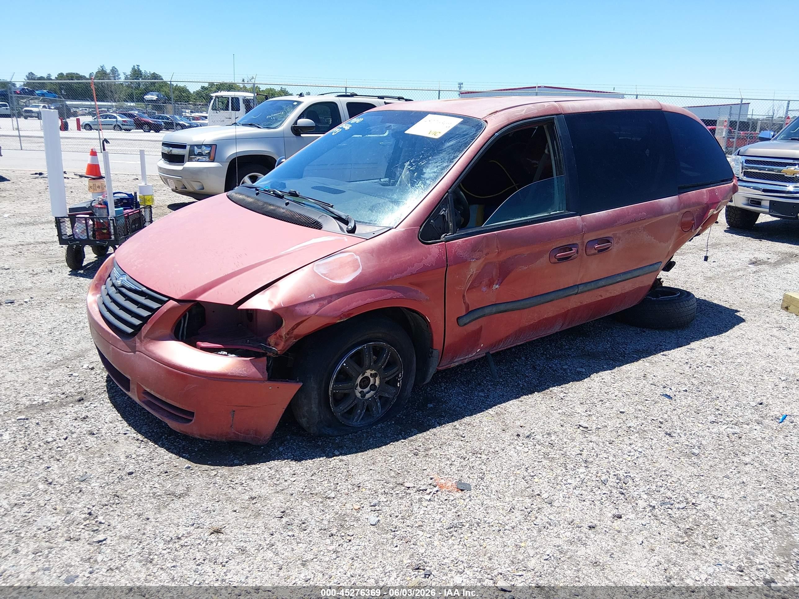 2005 Chrysler Town & Country   Red vin: 1C4GP45R75B318993