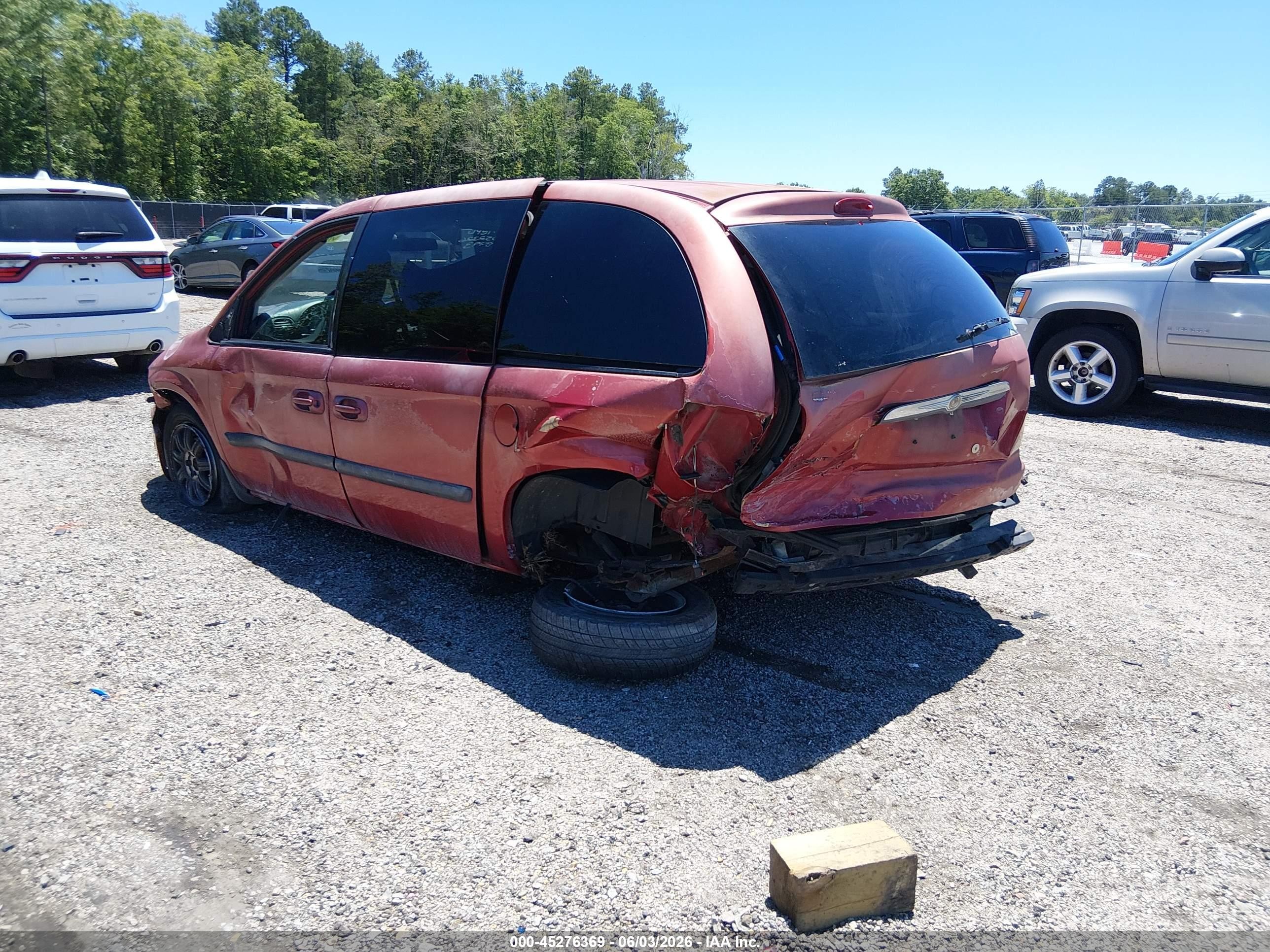 2005 Chrysler Town & Country   Red vin: 1C4GP45R75B318993