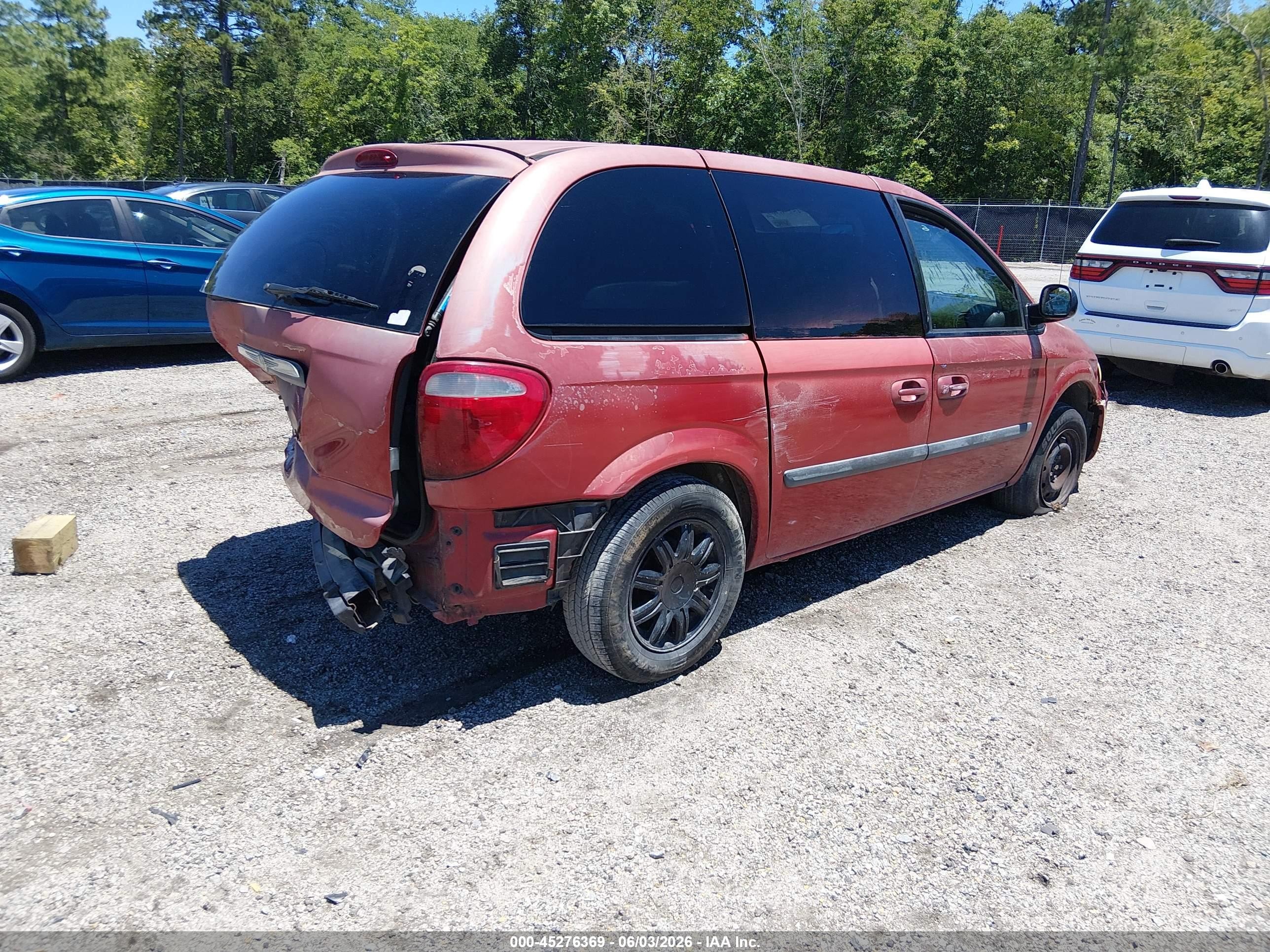 2005 Chrysler Town & Country   Red vin: 1C4GP45R75B318993